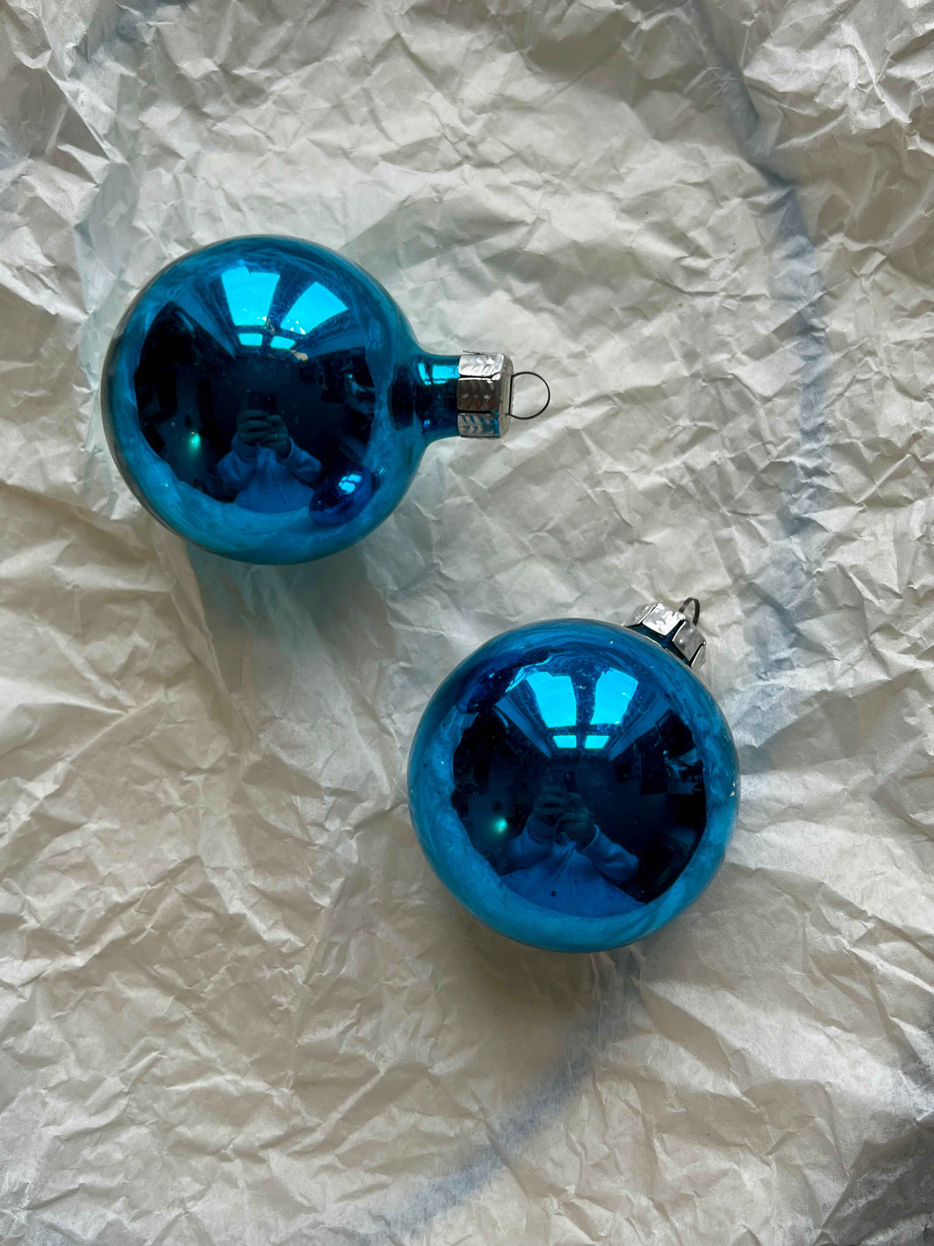Vintage franske julekugler i blå glas – Ø7 cm (silkebåndsophæng)