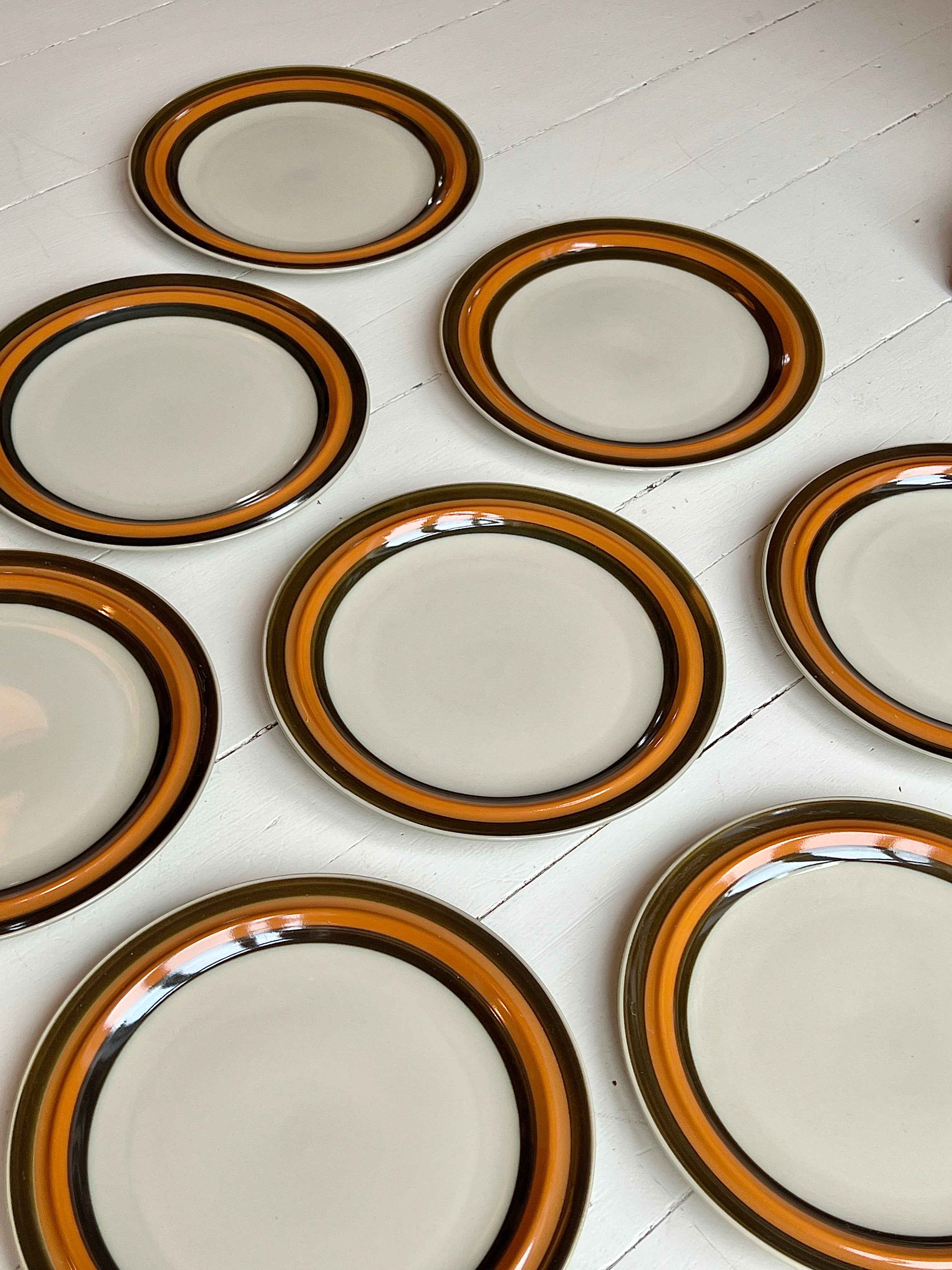 Middagstallerkener med brun og orange kant