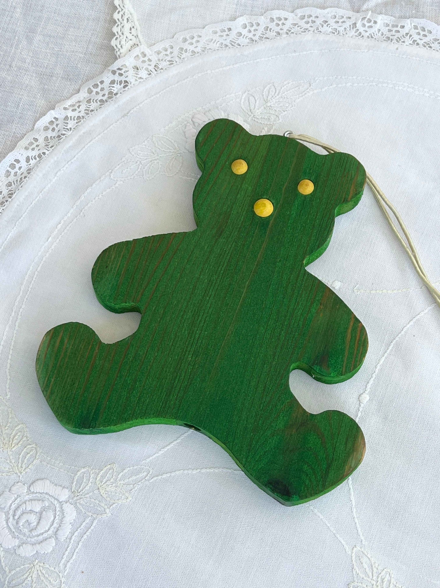 Bamse i malet træ med ophæng