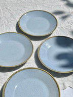 Lyseblå tallerkner i keramik med prikket glasur, Ø22