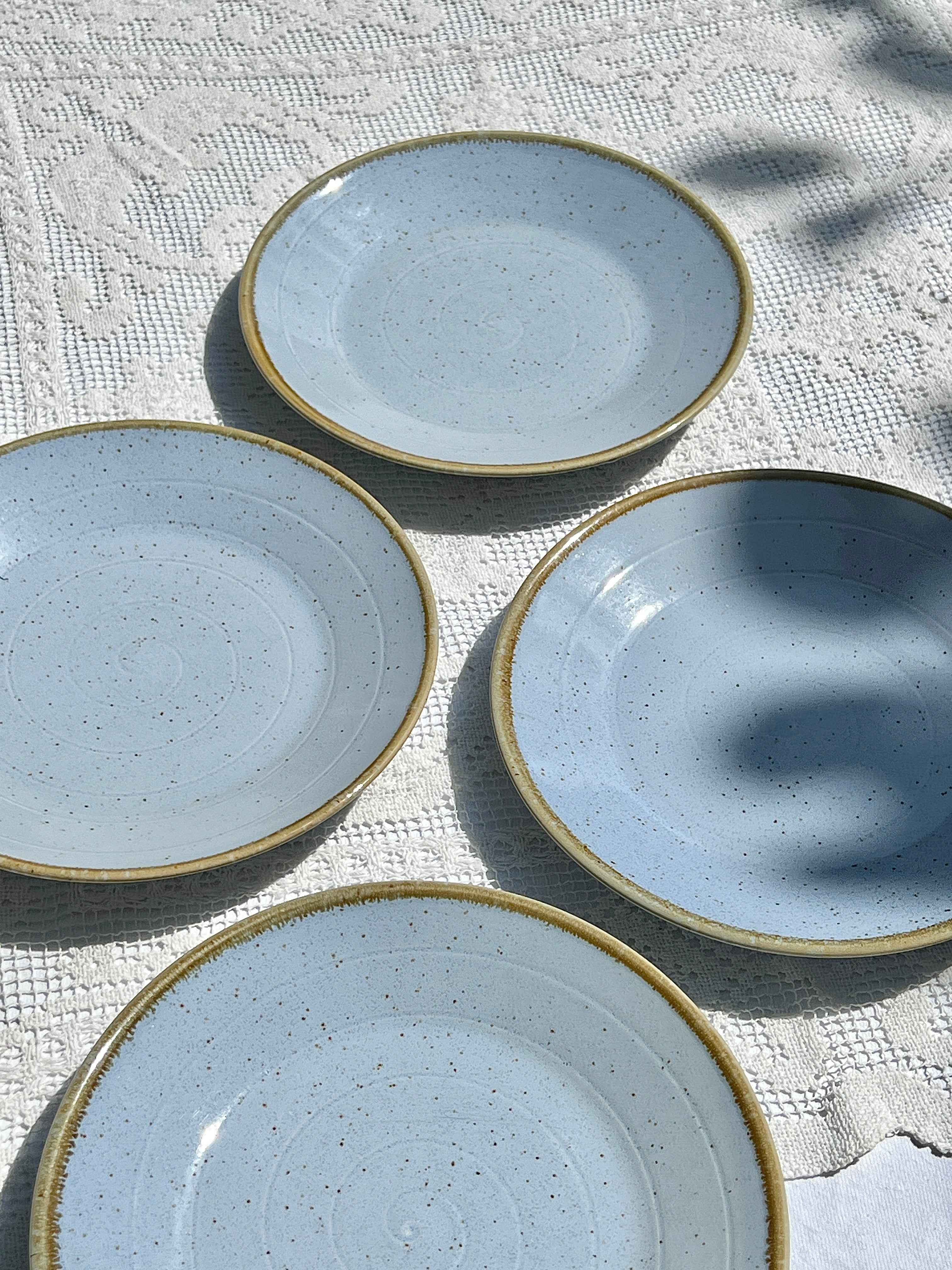 Lyseblå tallerkner i keramik med prikket glasur, Ø22