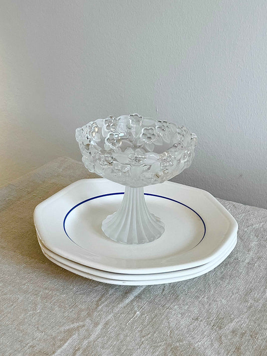 Glaskål på fod – presset glas med blomsterkant
