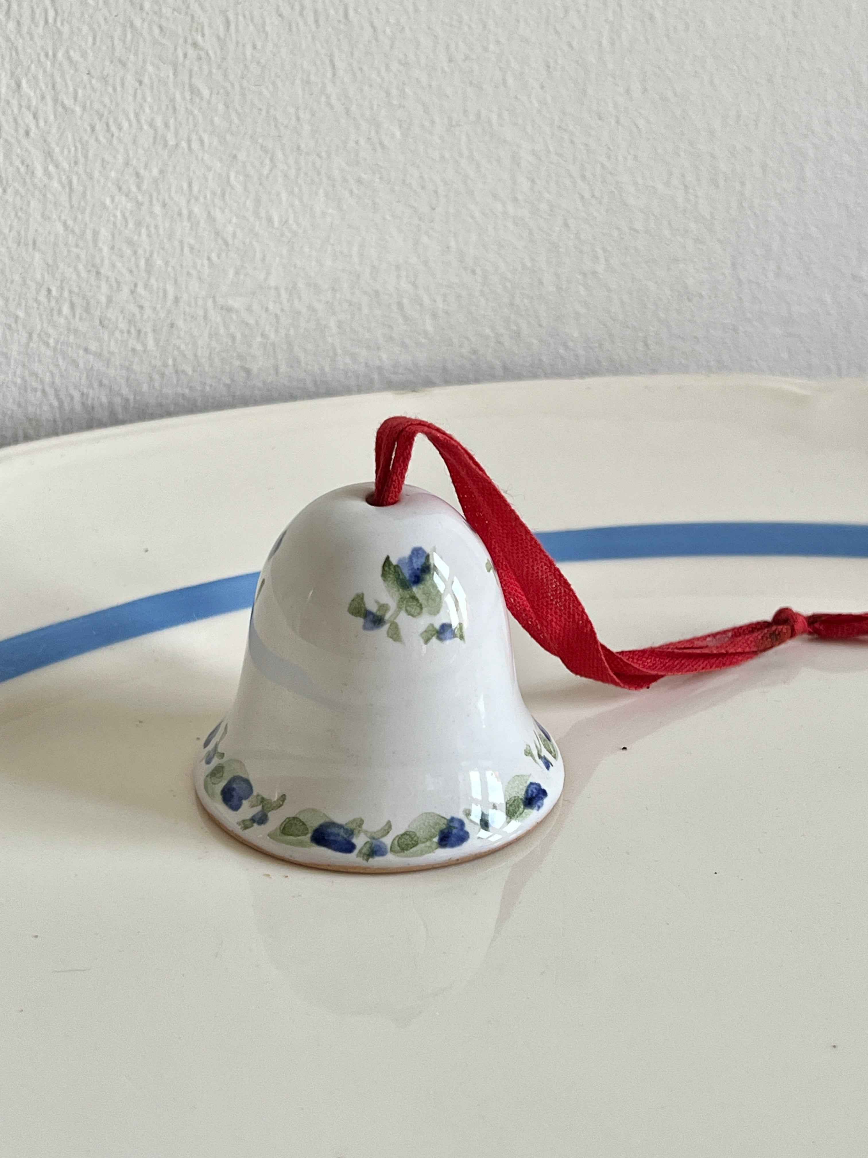 Håndmalet  porcelænsklokke med rødt bånd – H6 cm