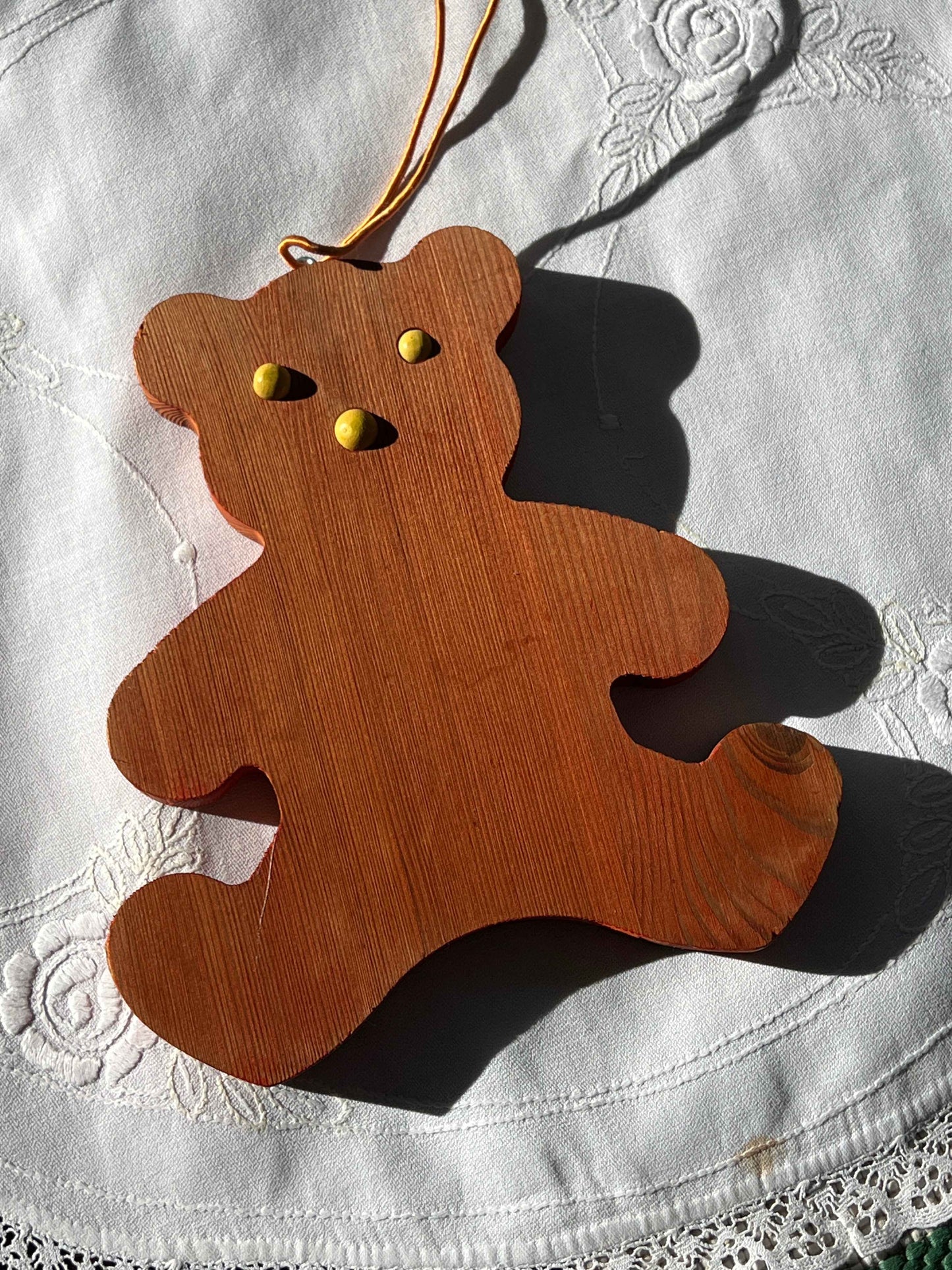 Bamse i malet træ med ophæng