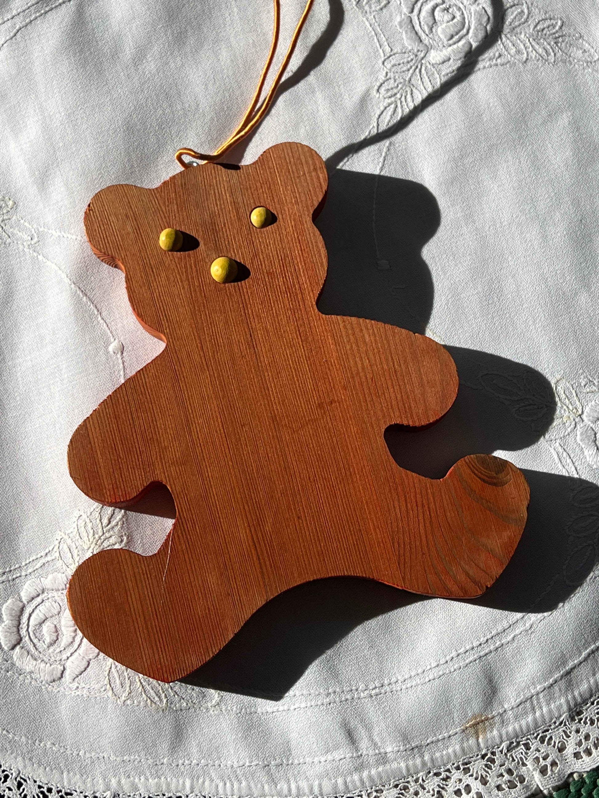 Bamse i malet træ med ophæng