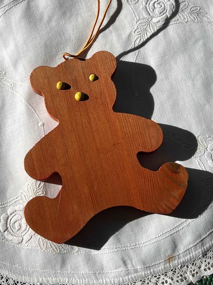 Bamse i malet træ med ophæng