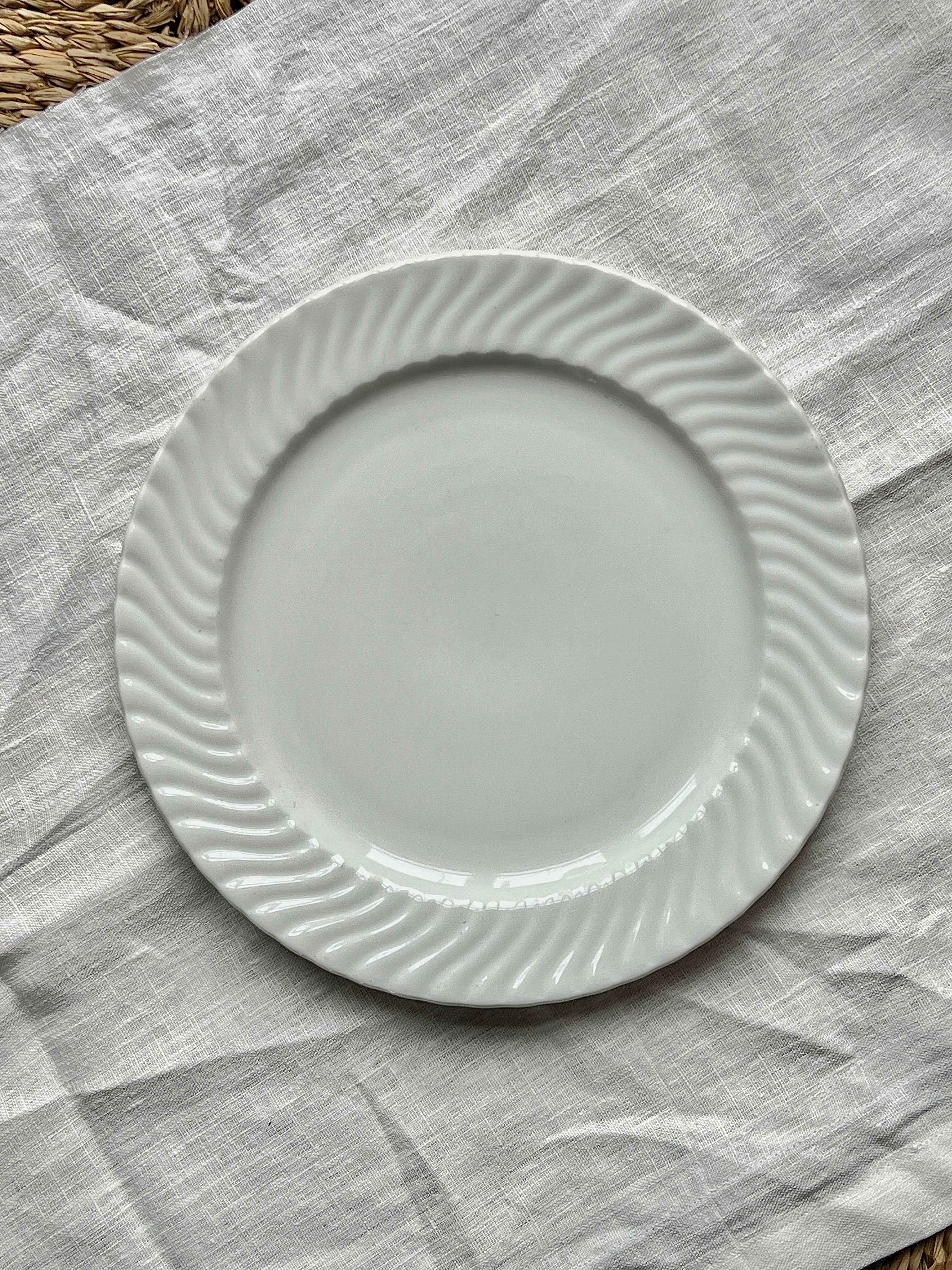 Porcelænsfad med swirl kant