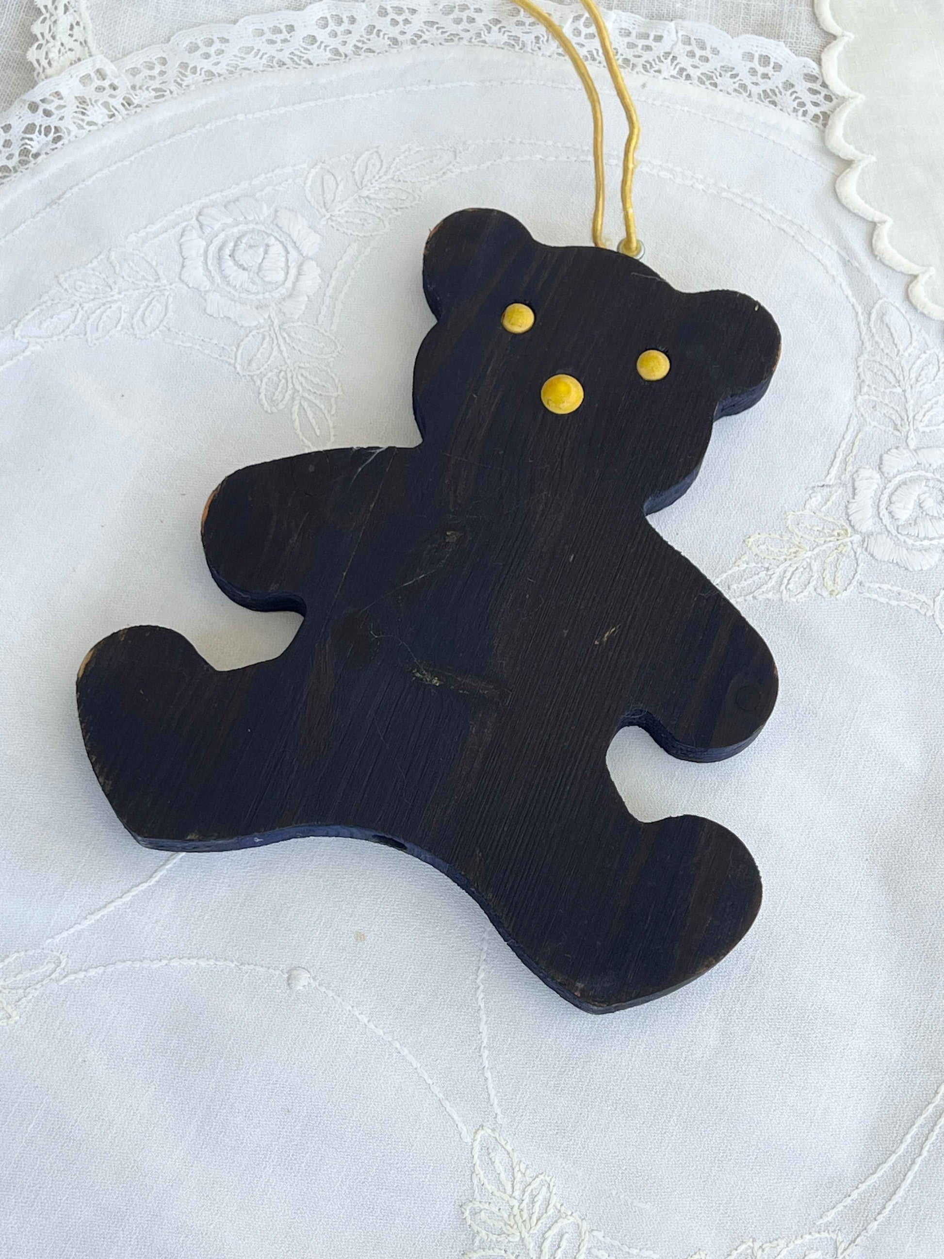 Bamse i malet træ med ophæng