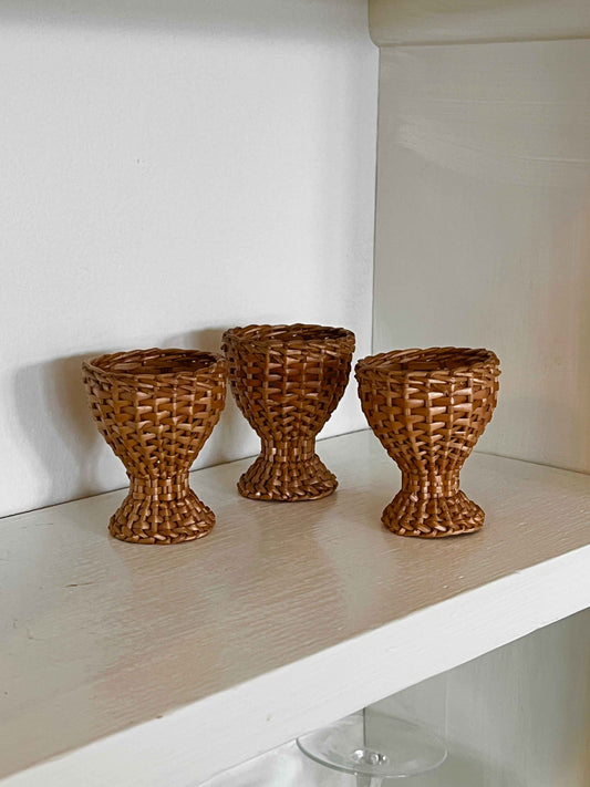 Flettede æggebægre i rattan