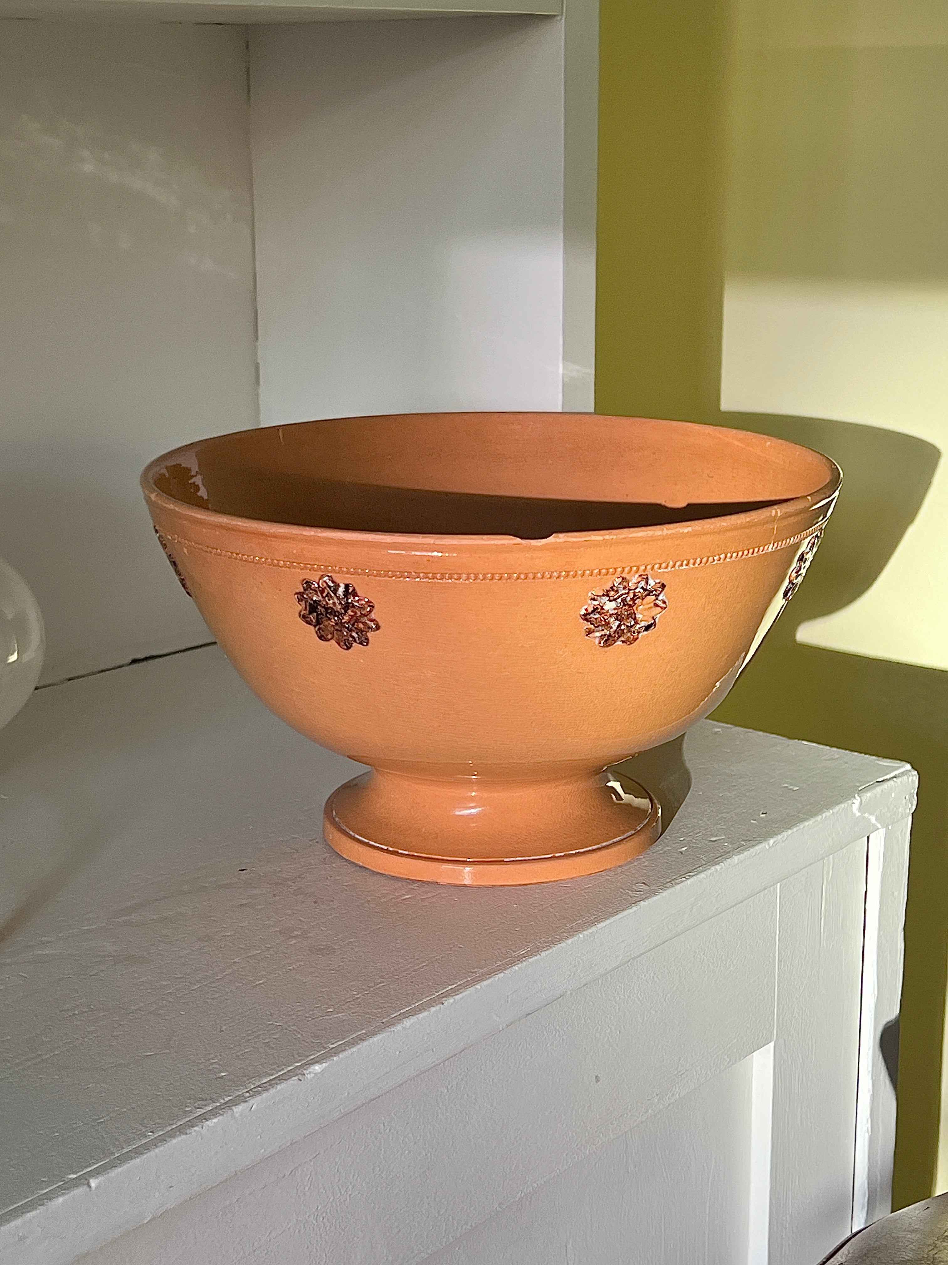 Terrakotta lerskål på fod med blomsterrelieffer