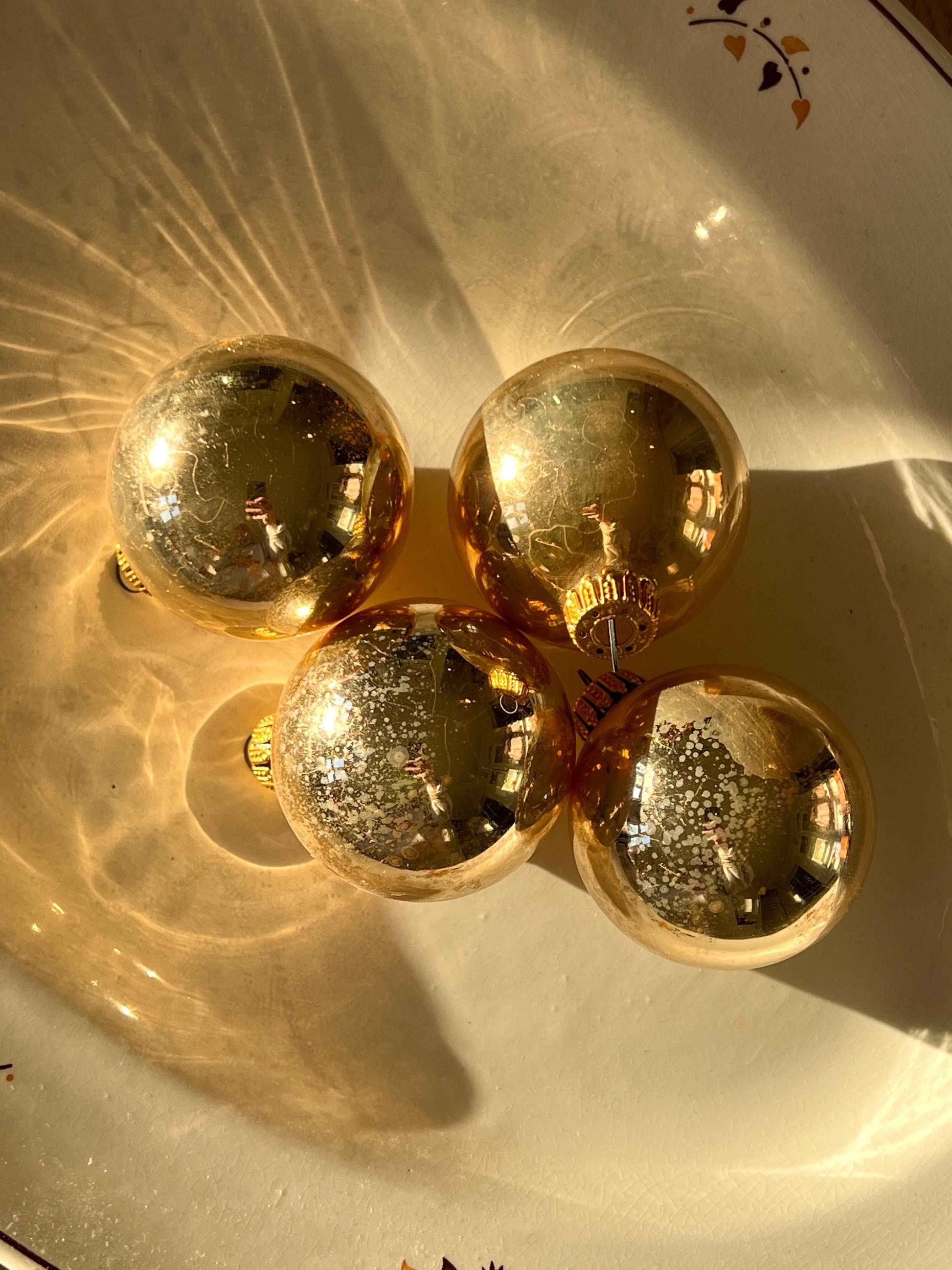 Fransk vintage julekugle i guld – Ø7 cm (silkebånd ophæng)