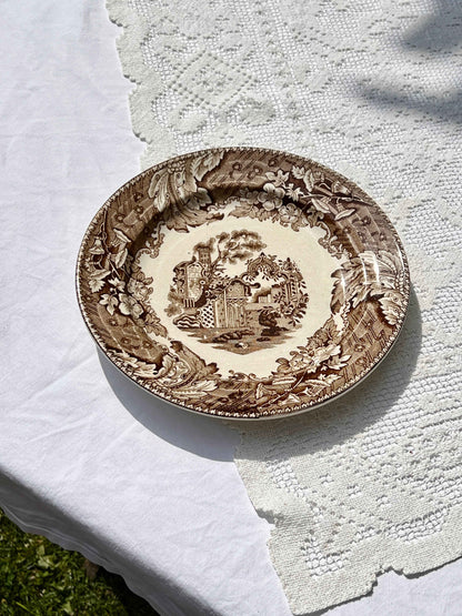 Enkelt stor engelsk tallerken med brunt motiv, Ø24,5