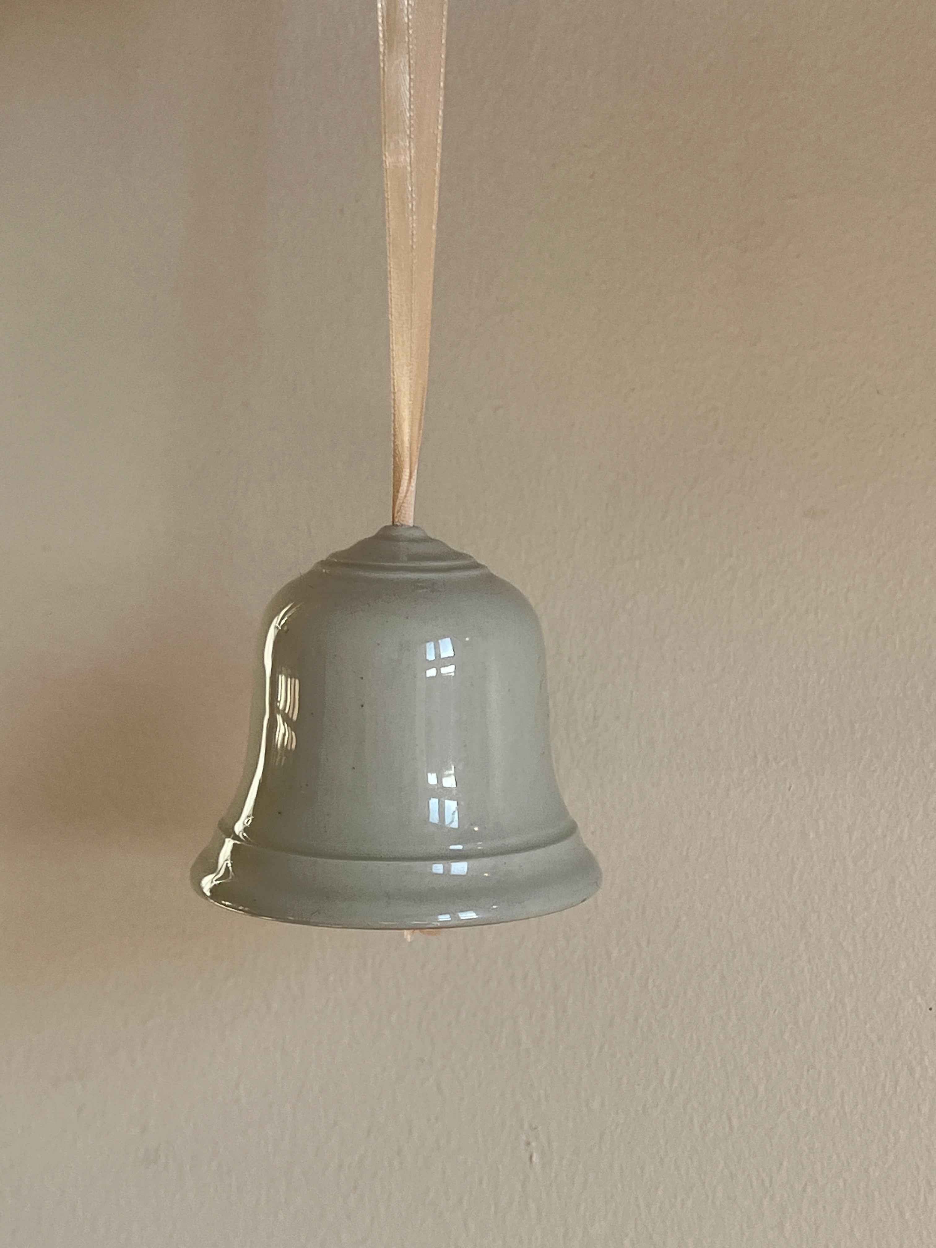 Vintage porcelænsklokke – med satinbånd