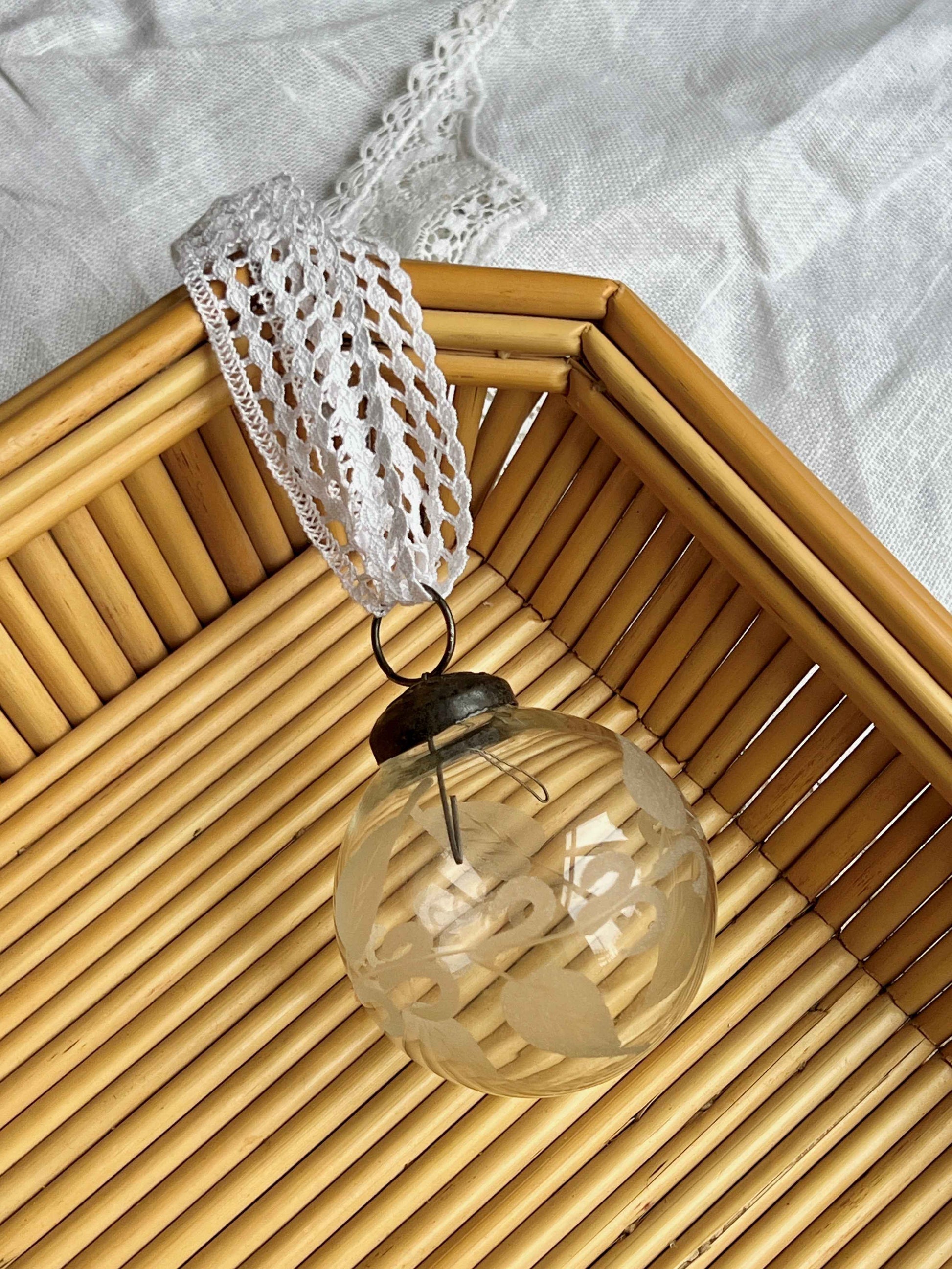 Fransk julekugle i klart glas med matteret bladmønster