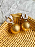 Franske julekugler i gyldent glas med vintage broderi anglaise bånd