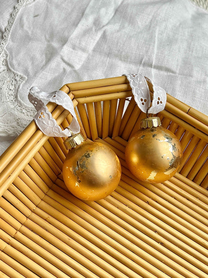 Franske julekugler i gyldent glas med vintage broderi anglaise bånd