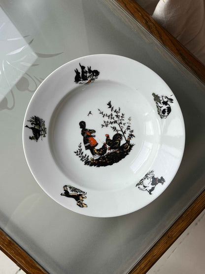 Dyb børnetallerken med motiv af dyr og lille barn