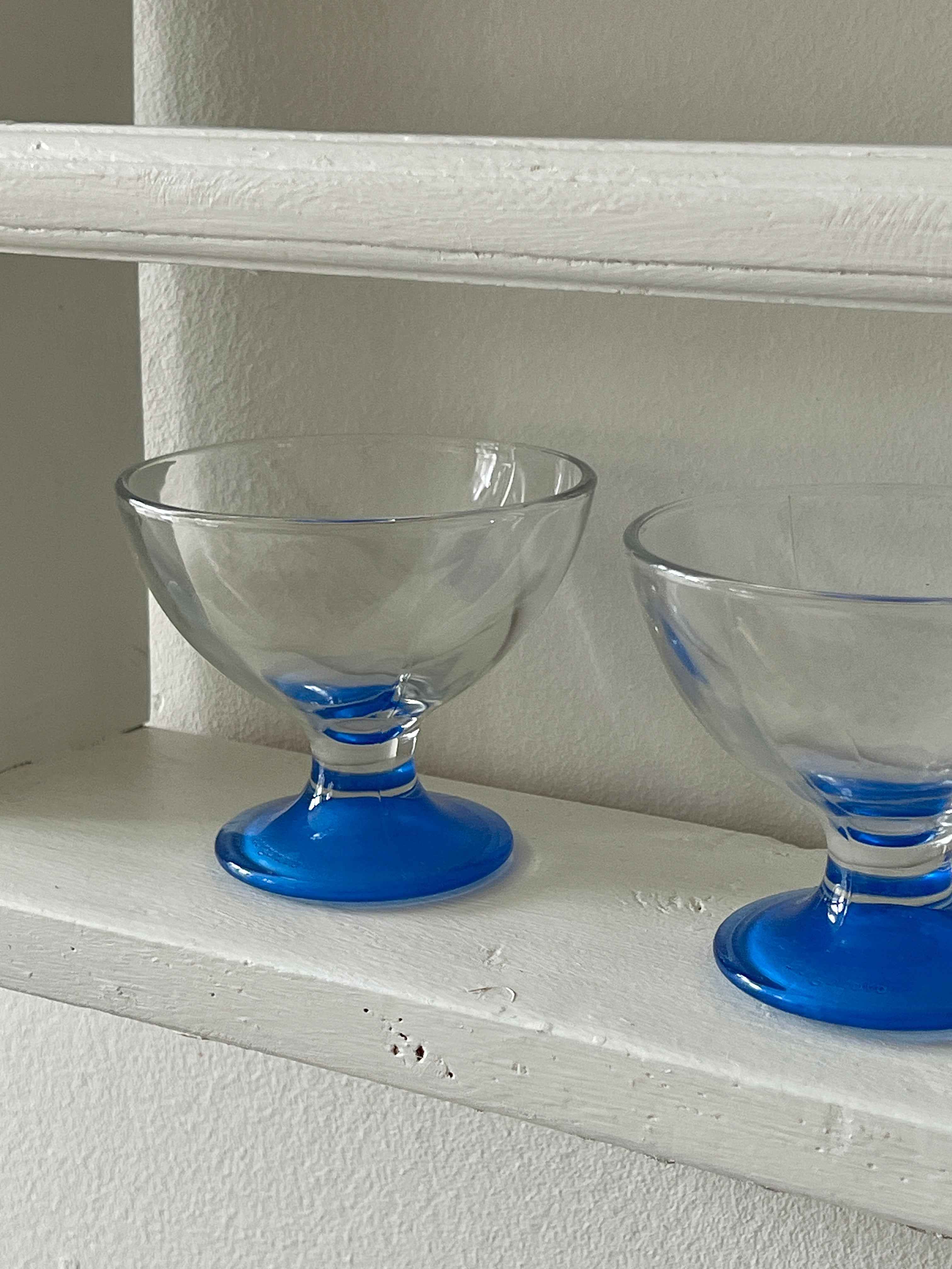 Vintage Borgonova glas skåle med blå fod · H9 × Ø10 cm