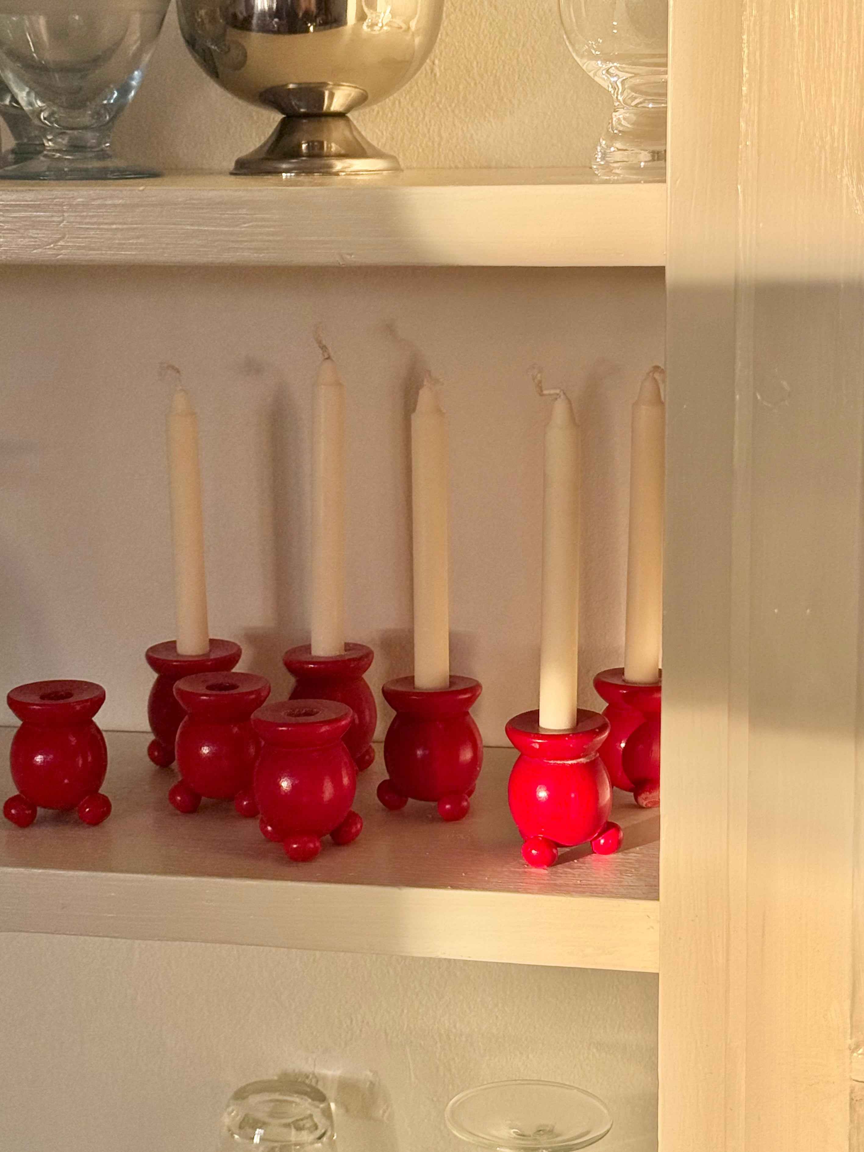 Rød trælysestage på kuglefødder