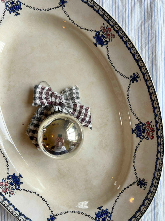 Glasjulekugle med sløjfe af vintage tekstil