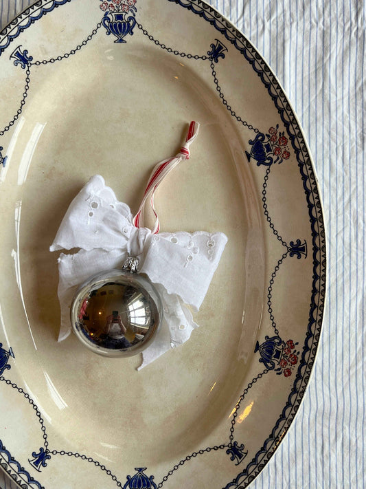 Glasjulekugle med sløjfe af vintage tekstil