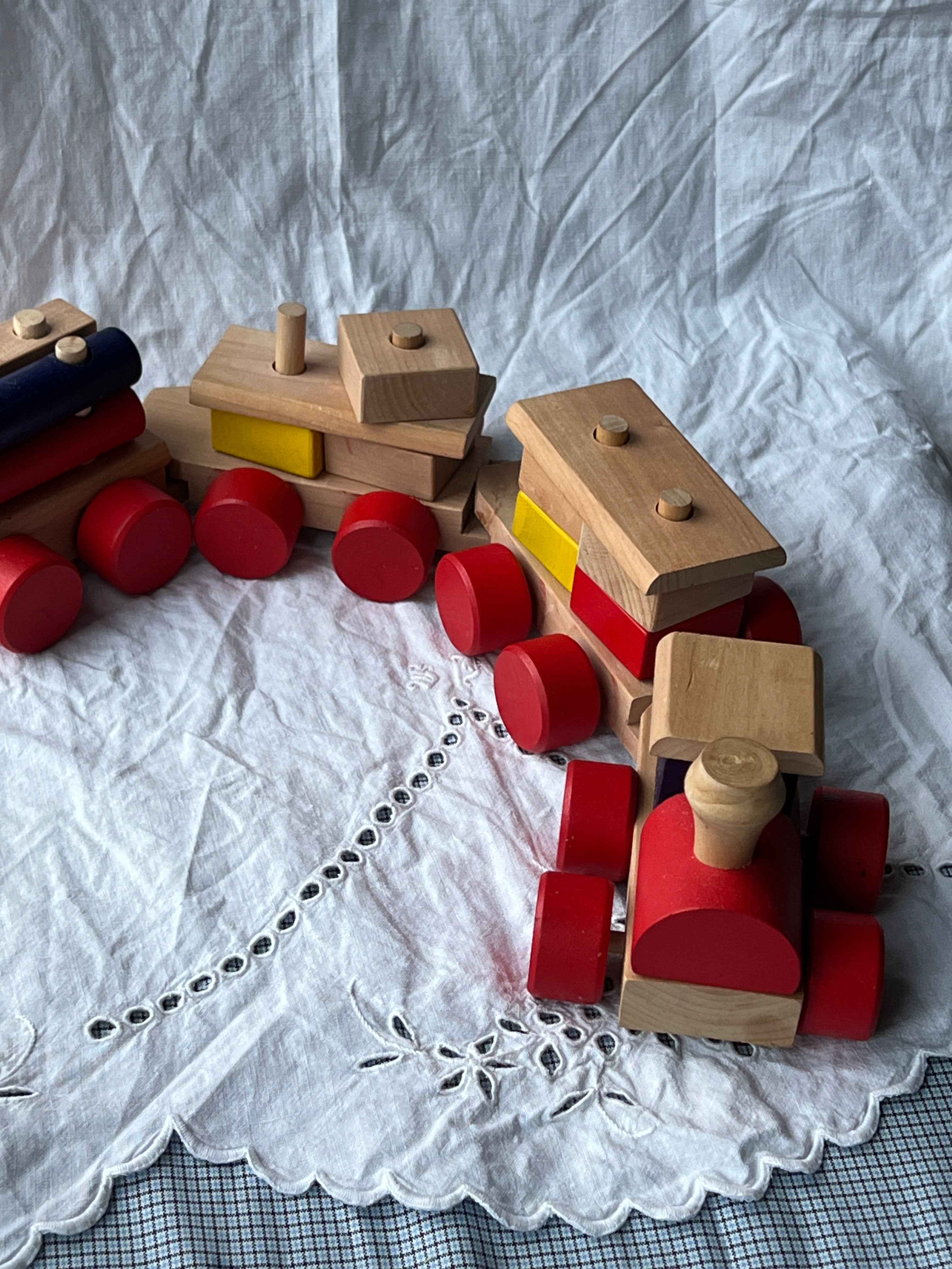 Trætog i massivt træ med flere vogne