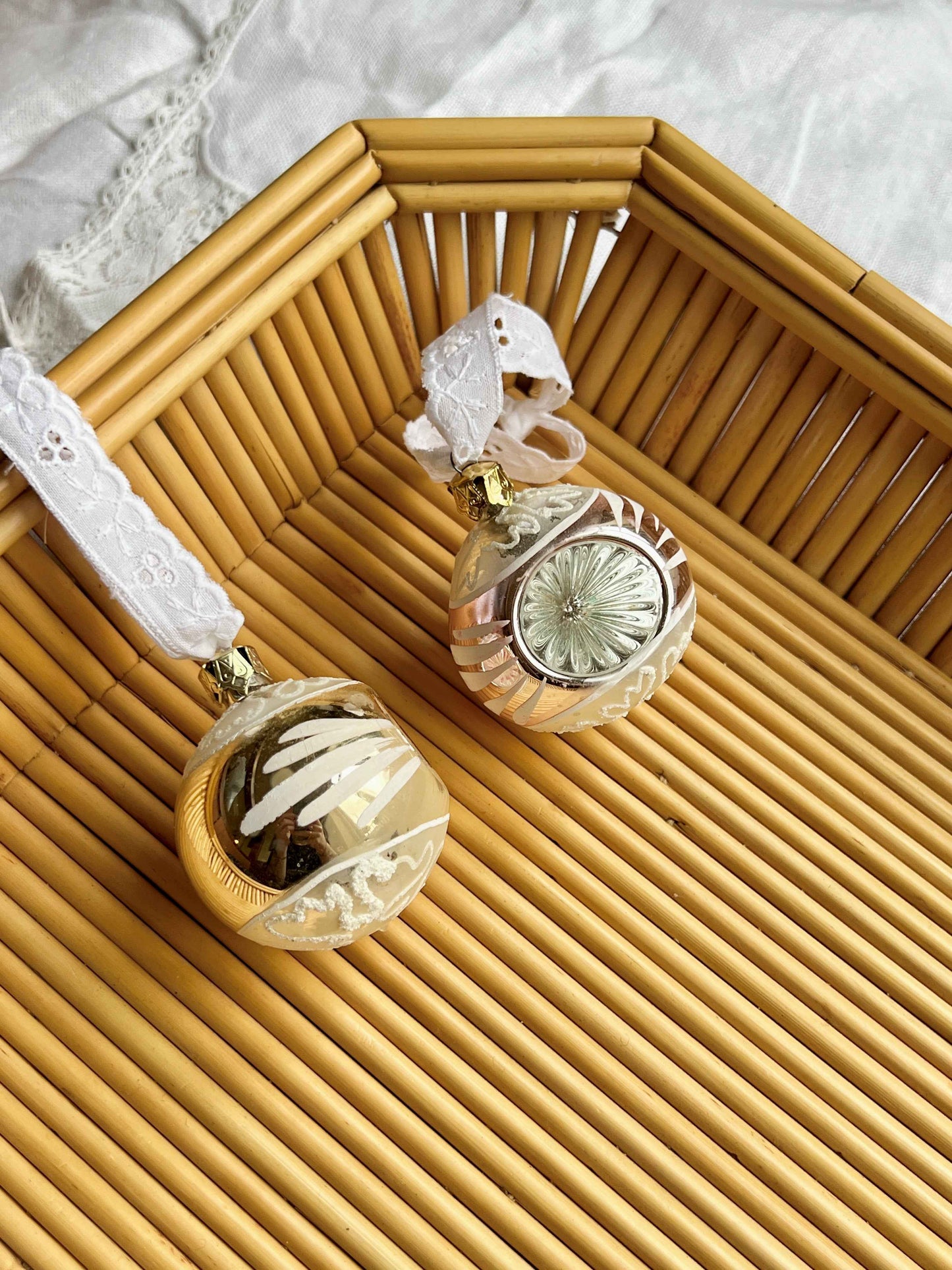 Franske julekugler i glas med broderi anglaise bånd