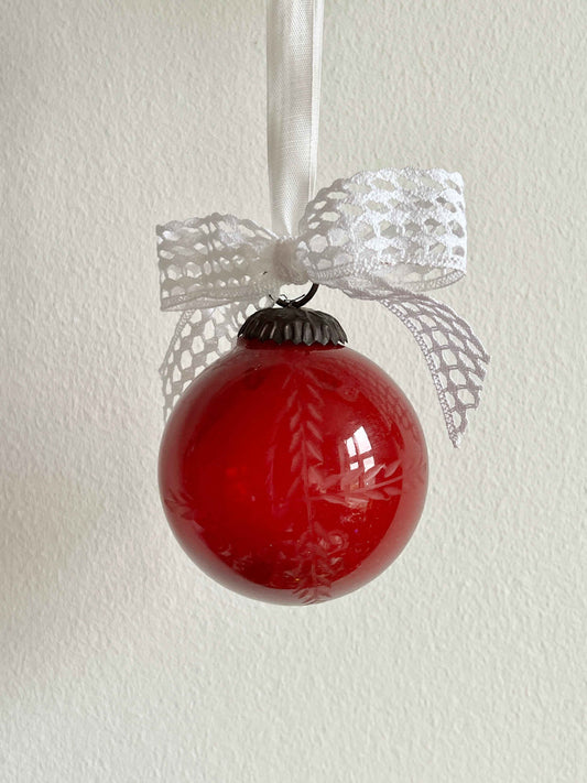 Hånddekoreret julekugle i rød glas med vintage sløjfe