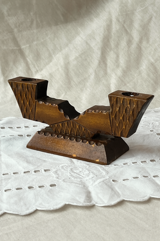 Håndskåret svensk træstage