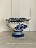 Stor vintage skål på fod · Porcelæn · H22 cm · Håndmalede blå blomster