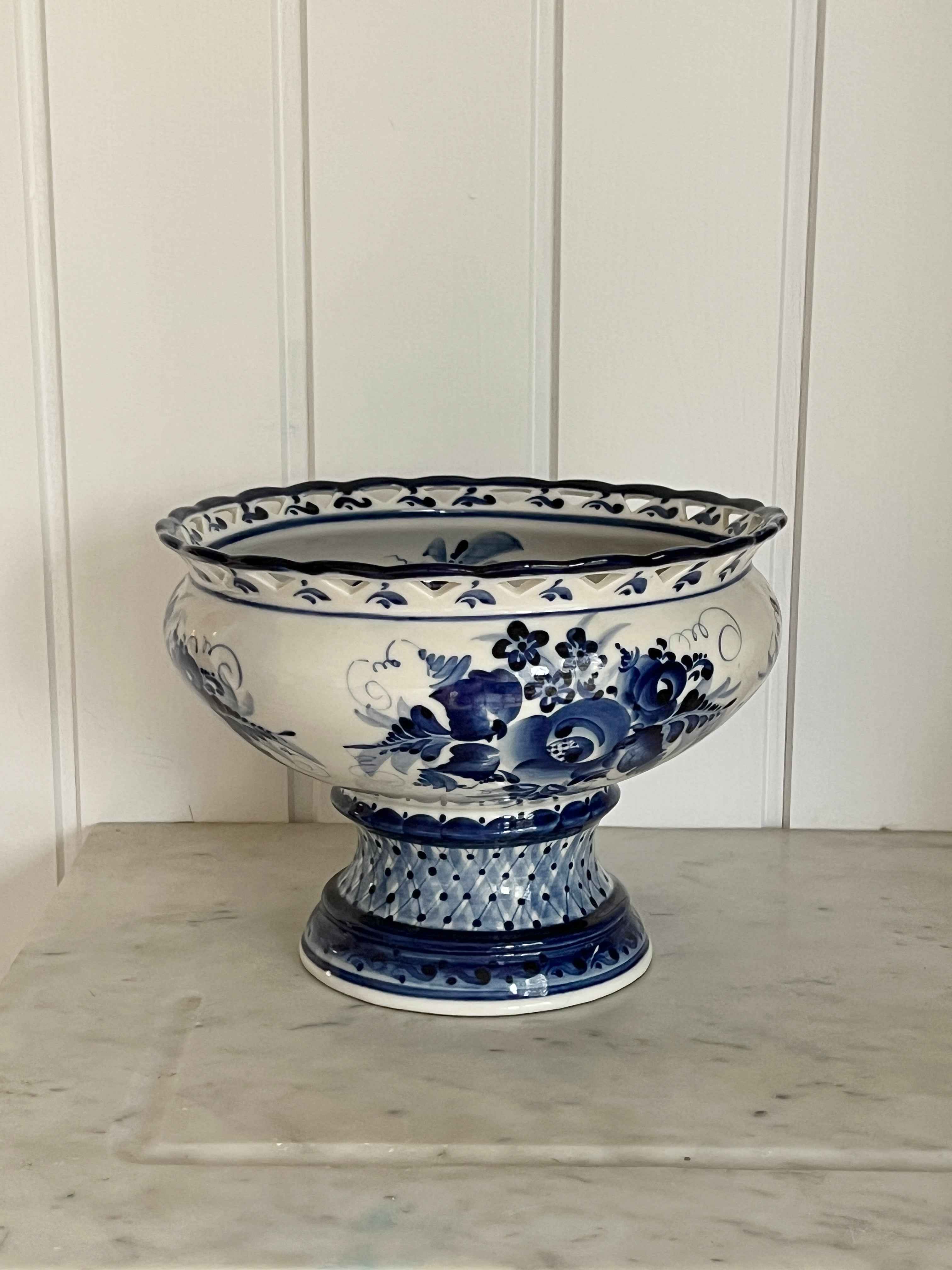 Stor vintage skål på fod · Porcelæn · H22 cm · Håndmalede blå blomster