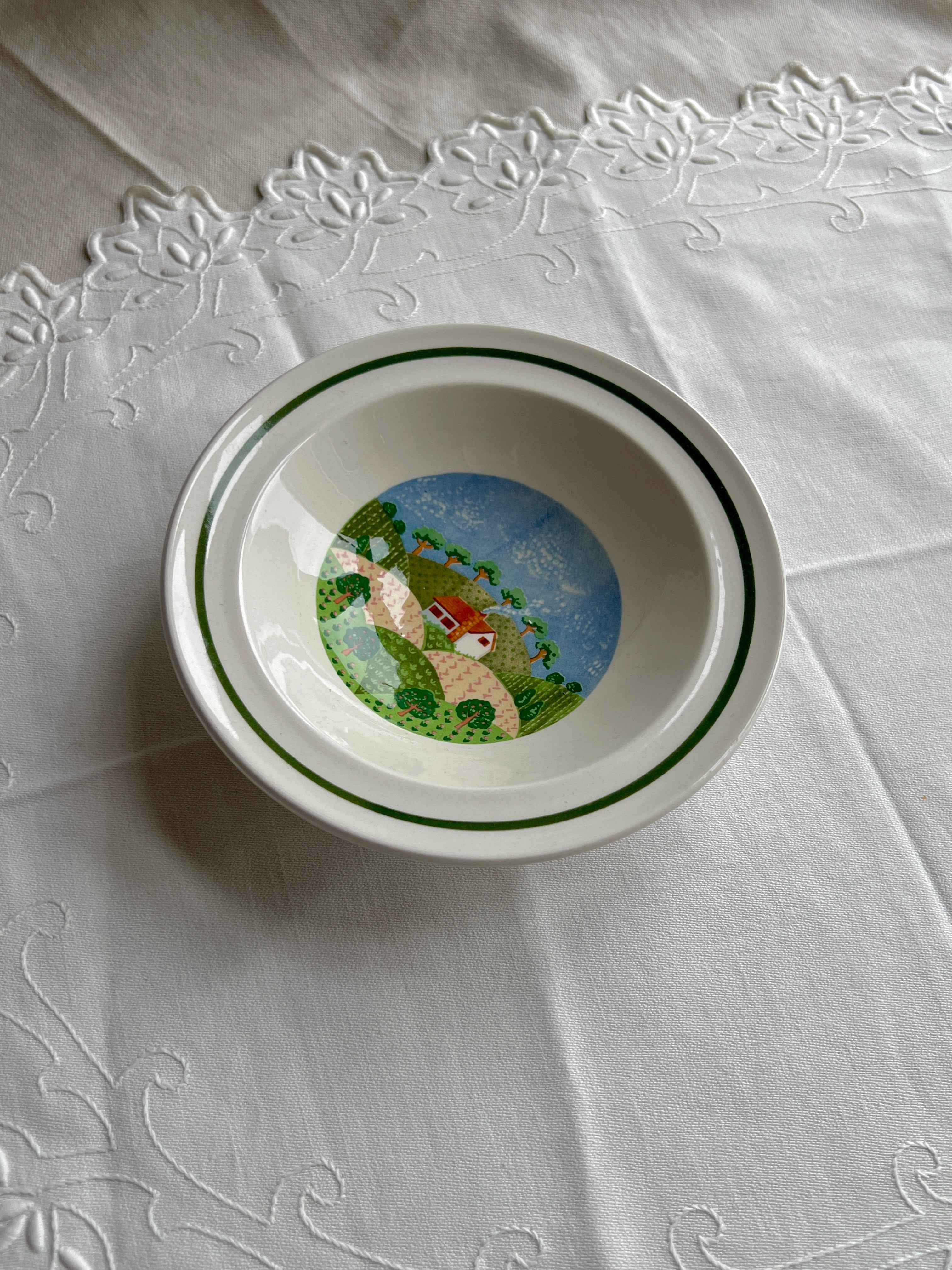 Morgenmadsskål med landligt motiv