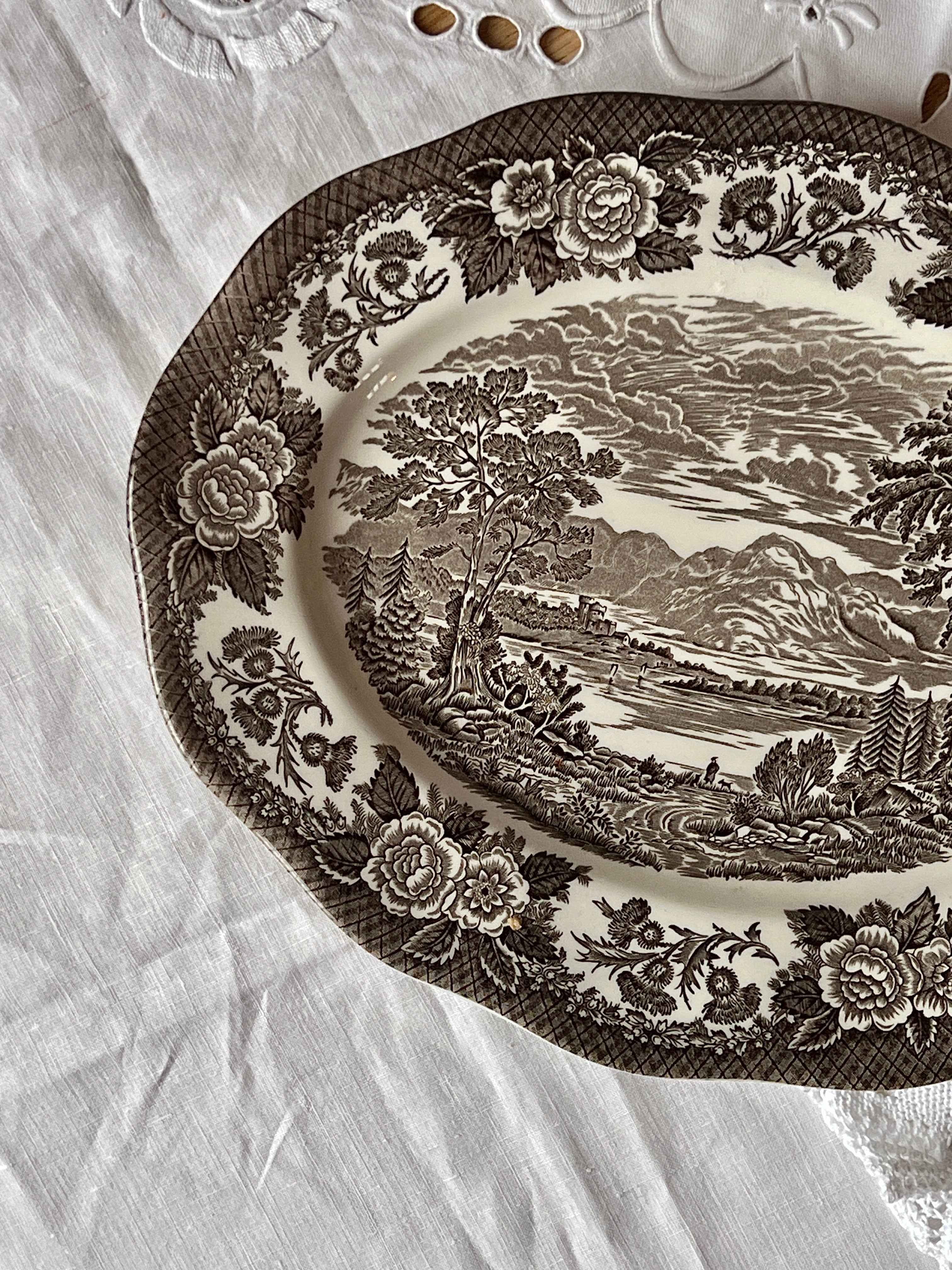 Vintage Wedgwood engelsk serveringsfad med brunt mønster · L31 x B24,5 cm