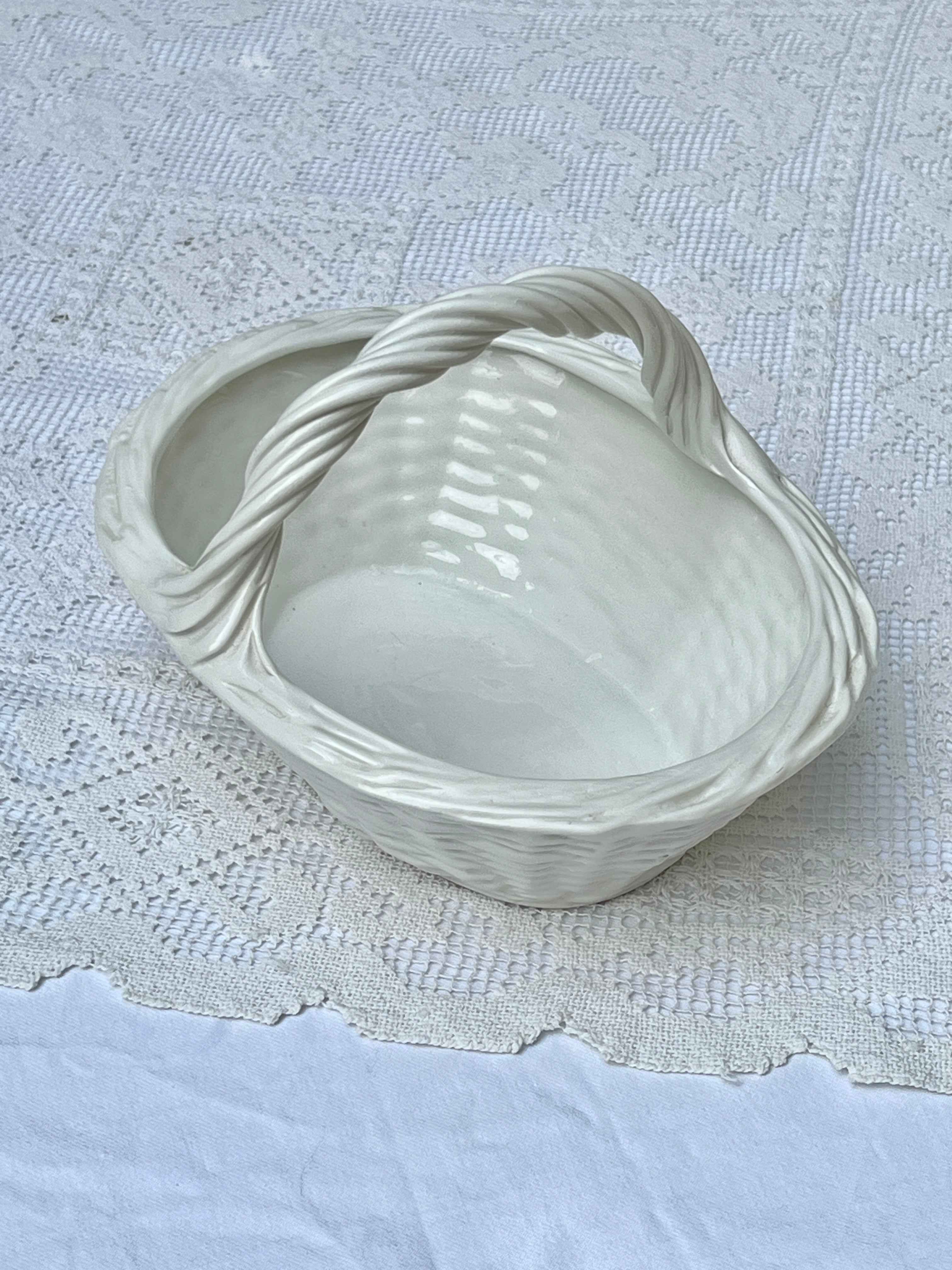 Italiensk porcelænskurv med hank, L26 B20 H16