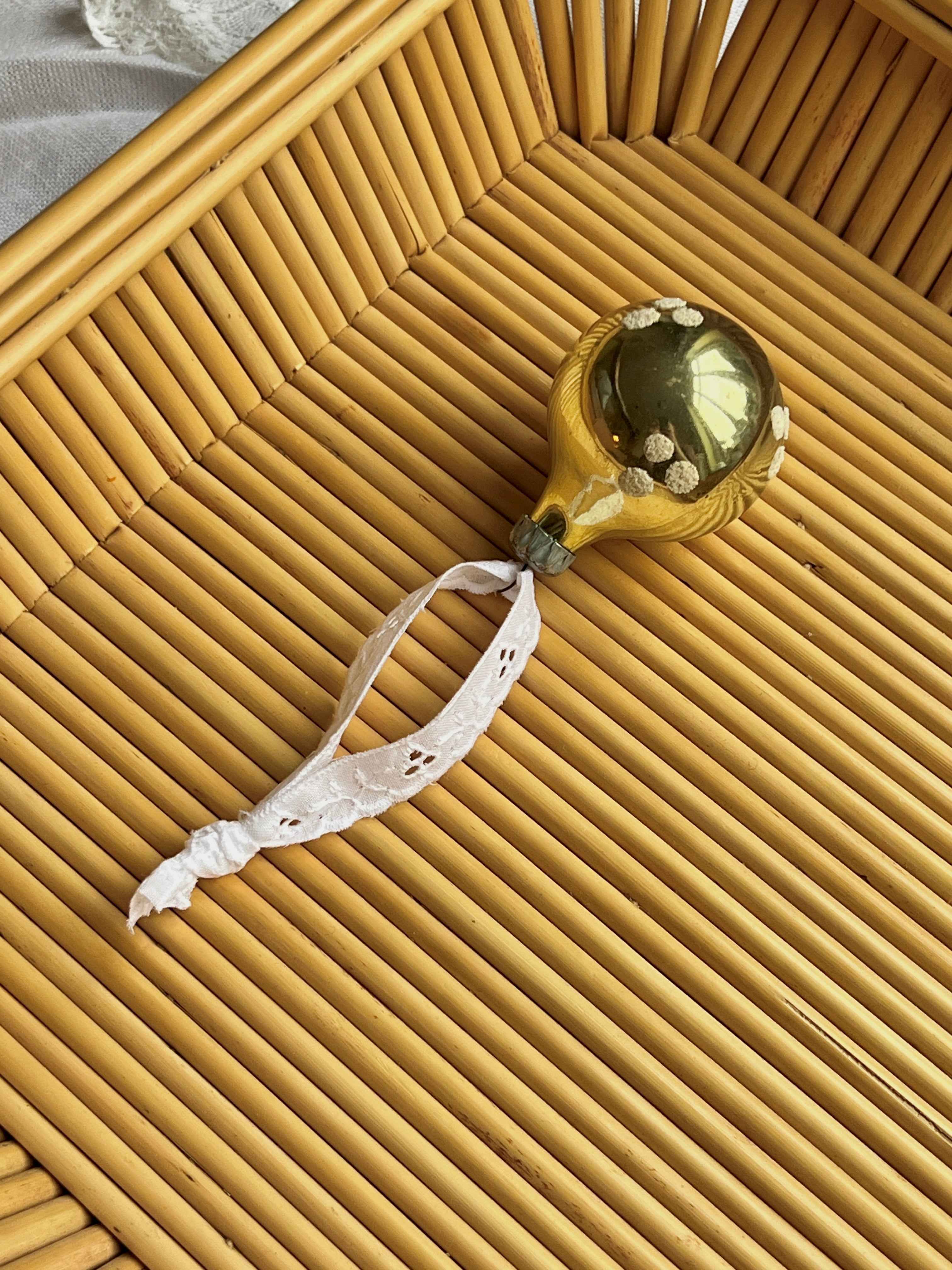 Fransk julekugle i glas med broderi anglaise bånd