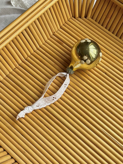 Fransk julekugle i glas med broderi anglaise bånd