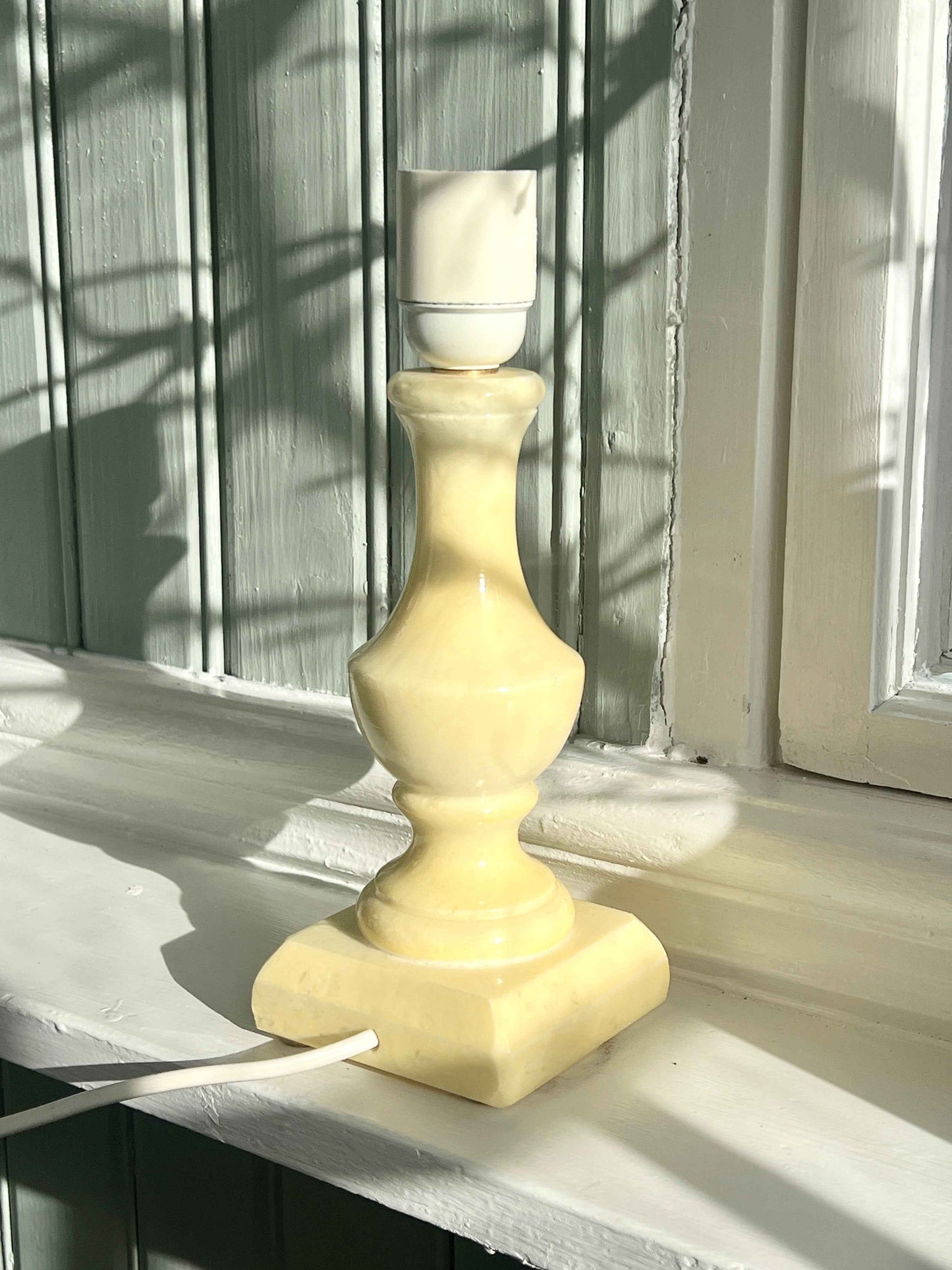 Lampesokkel i marmor – cremefarvet