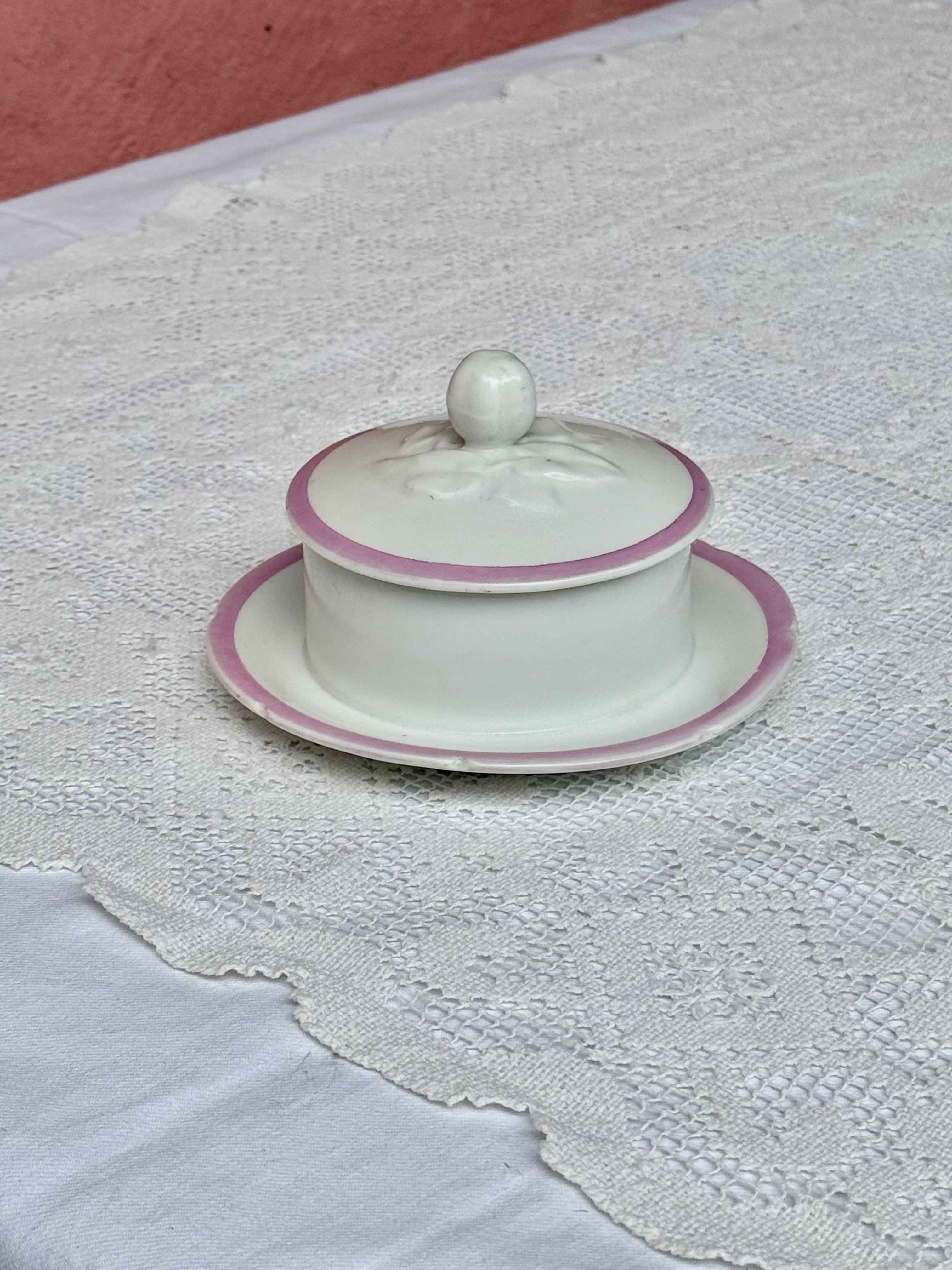 Sukkerskål i porcelæn med låg og lyserød kant