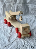 Trælegetøj – kranbil med røde hjul
