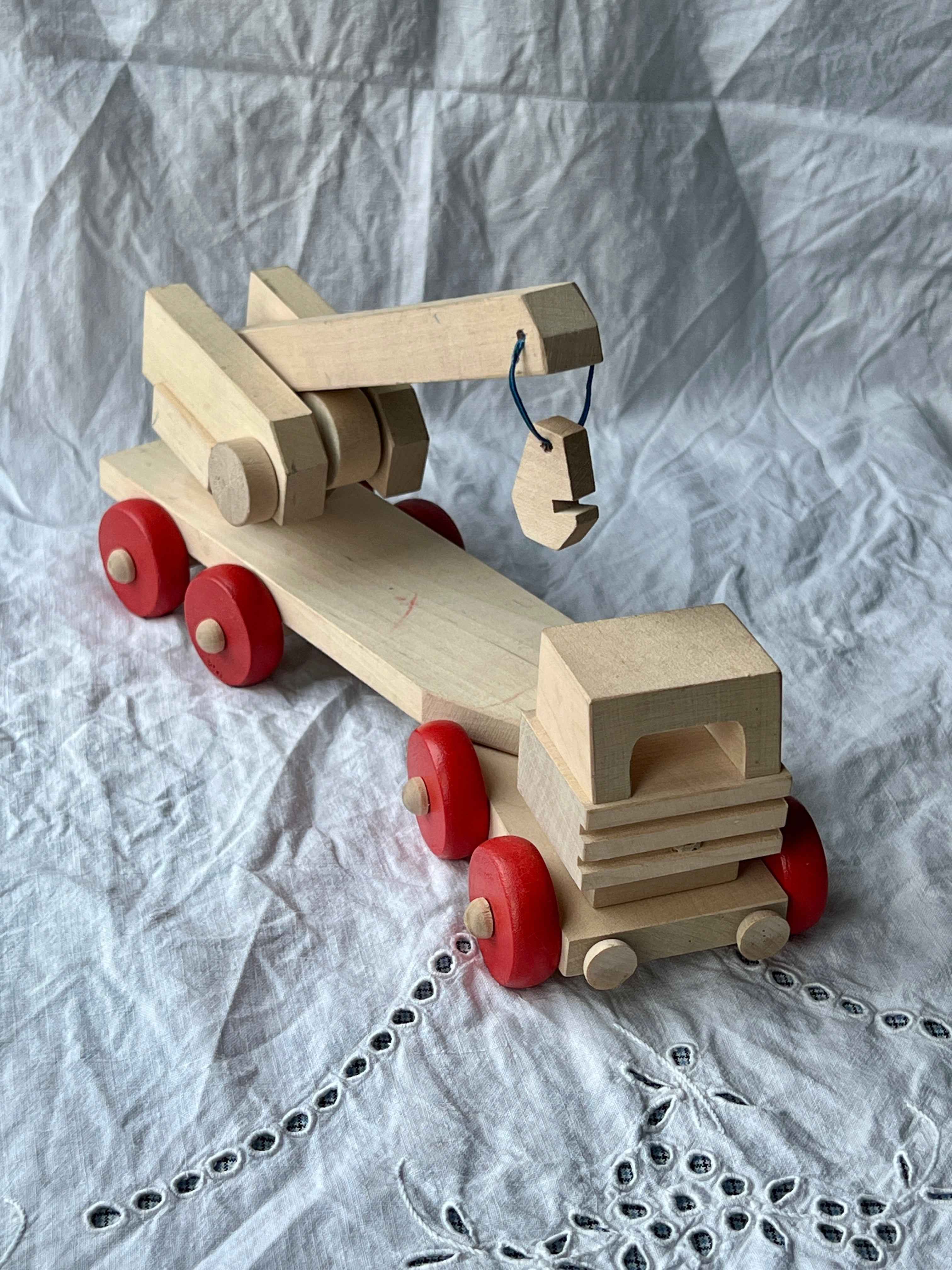 Trælegetøj – kranbil med røde hjul