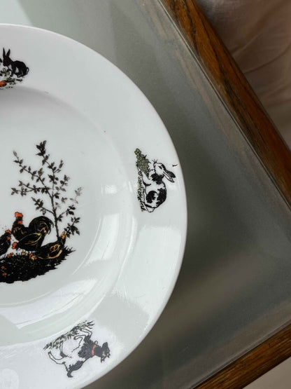 Dyb børnetallerken med motiv af dyr og lille barn