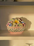 Keramik blomsterskål med håndmodellerede blomster