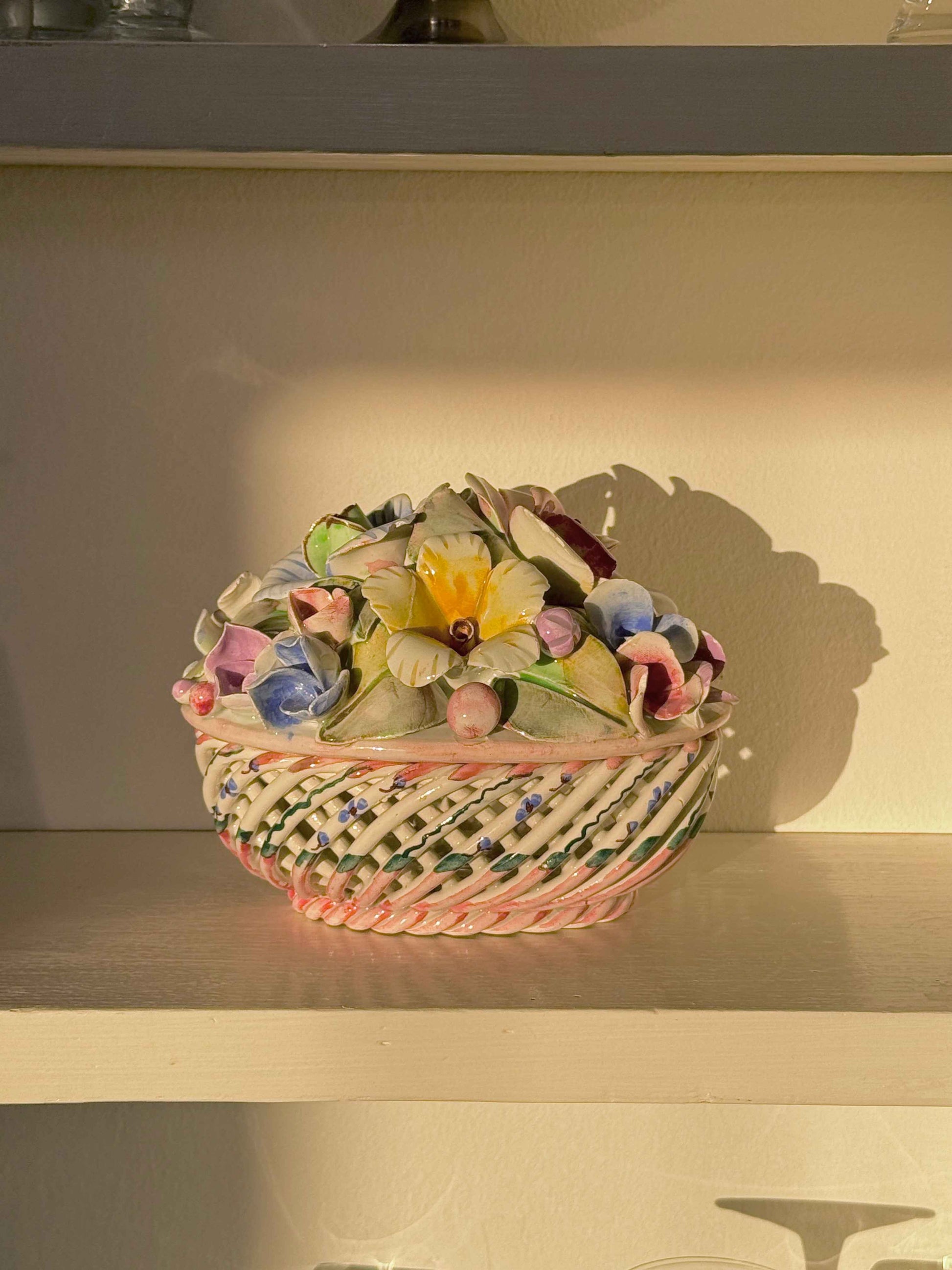 Keramik blomsterskål med håndmodellerede blomster