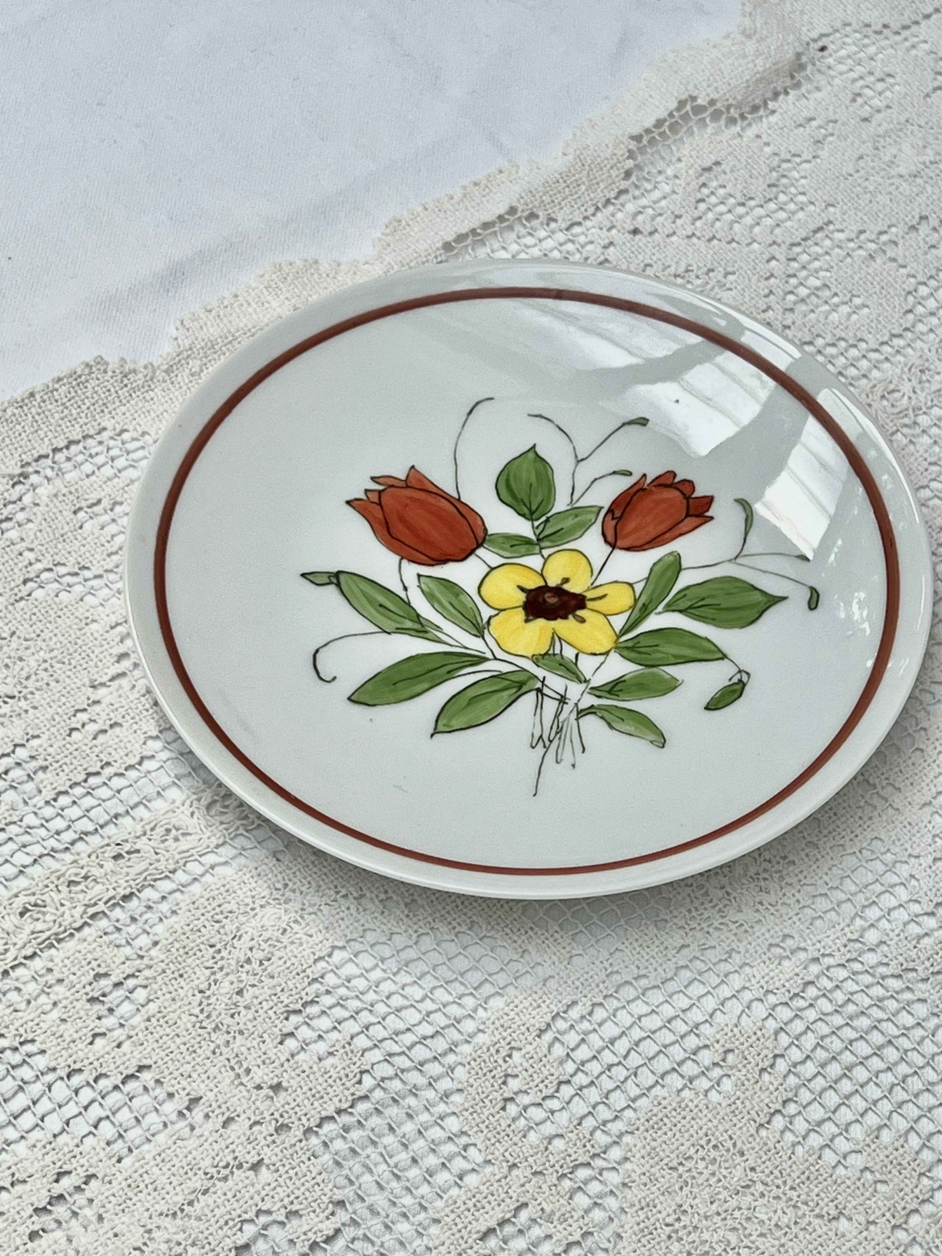 Enkelt håndmalet frokosttallerken med blomstermotiv Ø20