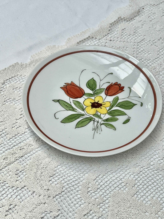 Enkelt håndmalet frokosttallerken med blomstermotiv Ø20