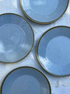 Lyseblå tallerkner i keramik med prikket glasur, Ø22