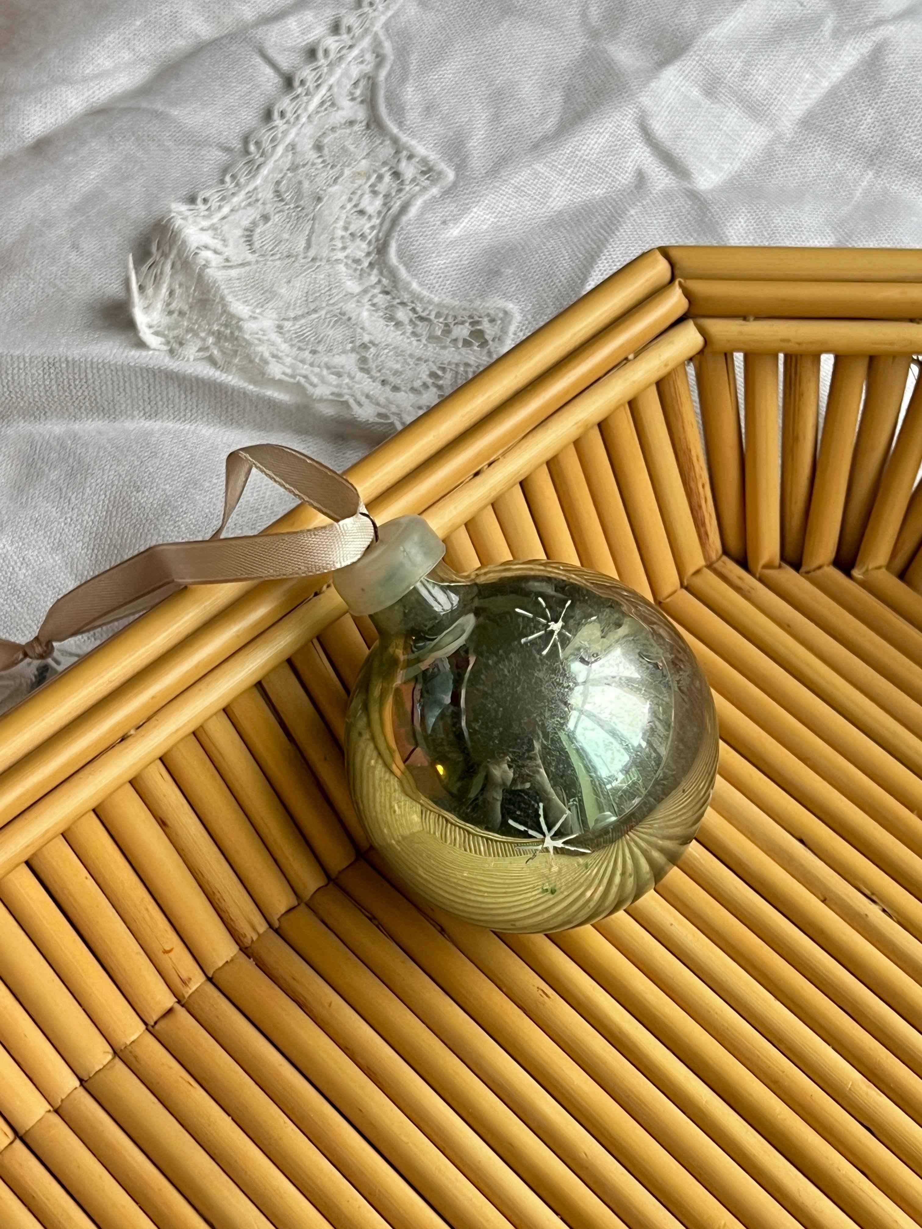 Fransk julekugle i glas med håndmalede stjerner