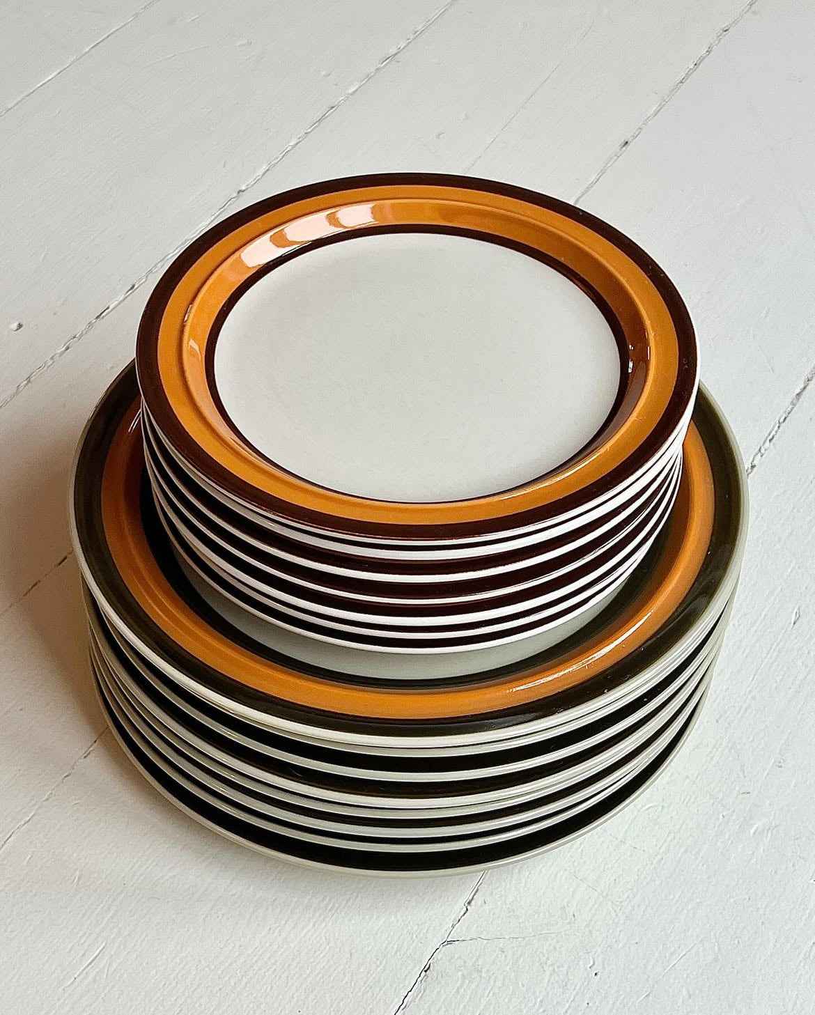 Kagetallerkener med orange kant