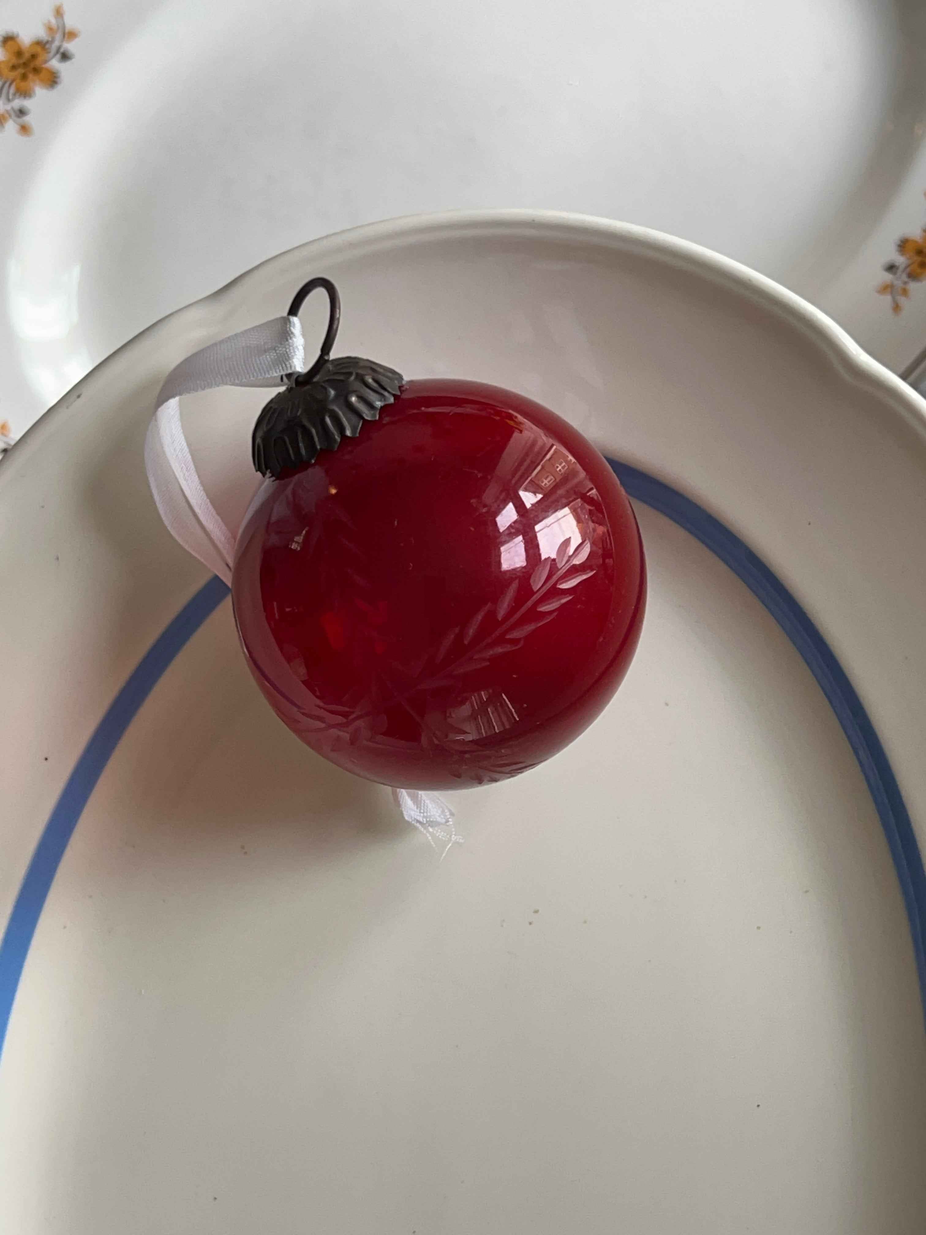 Stor rød håndsleben vintage julekugle i glas med hvidt bånd