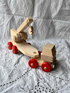 Trælegetøj – kranbil med røde hjul